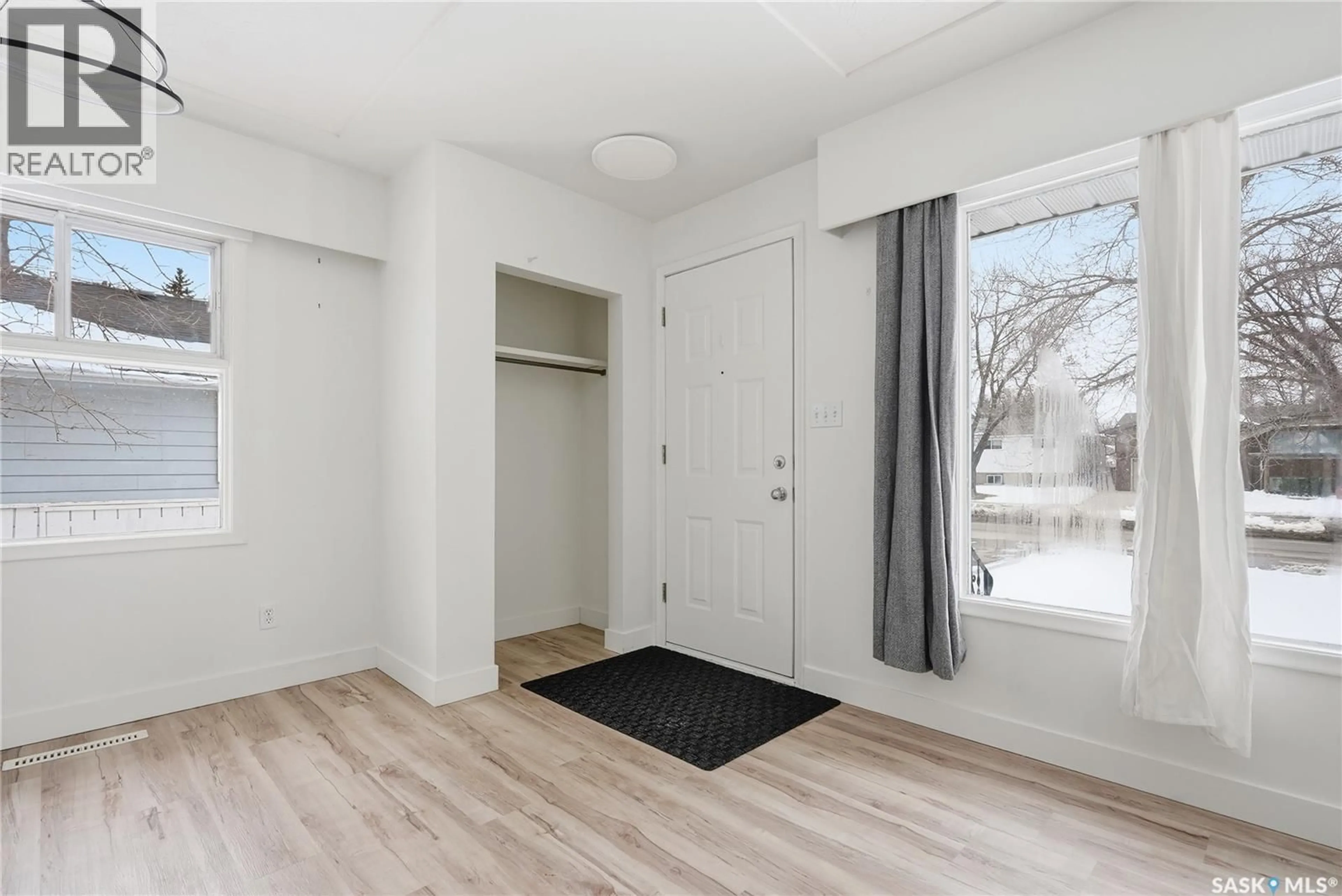 Indoor entryway for 1604 PRESTON AVENUE, Saskatoon Saskatchewan S7H2V8