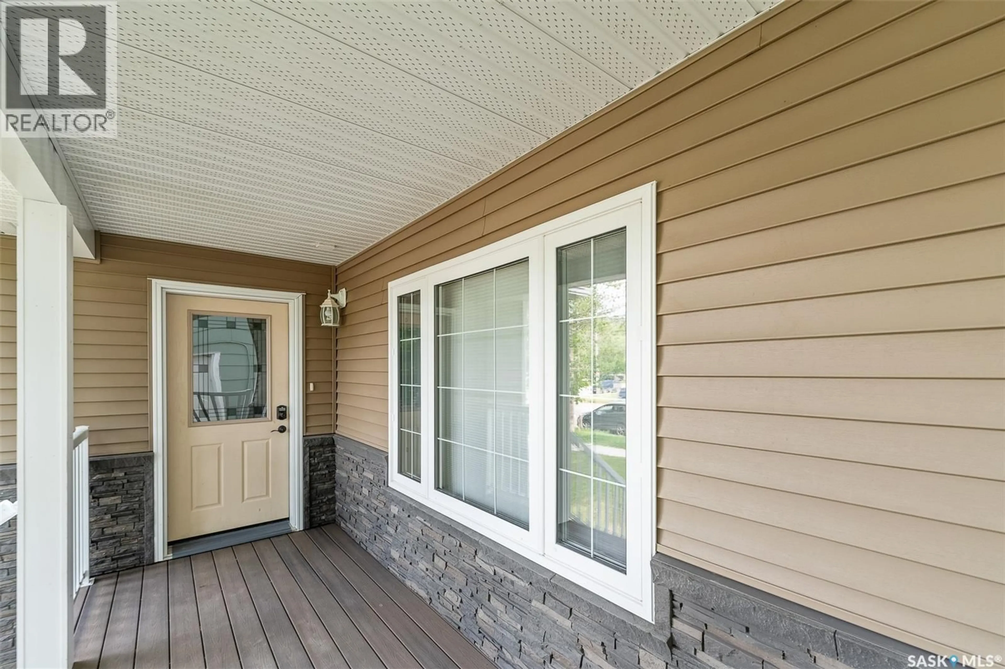 Home with vinyl exterior material, street for 269 HIGH STREET, Moose Jaw Saskatchewan S6H0C4