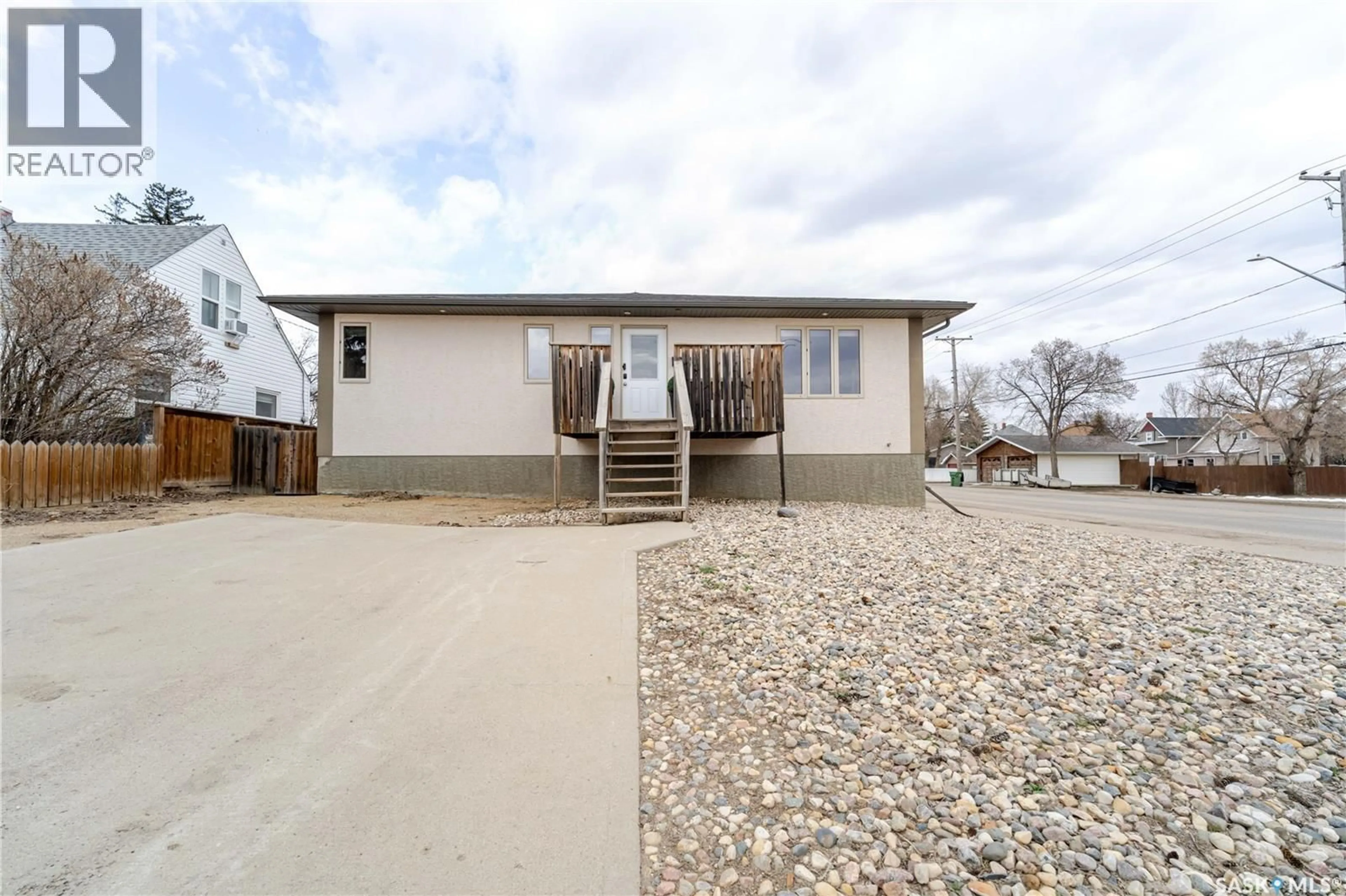 Home with vinyl exterior material, street for 805 4TH AVENUE, Moose Jaw Saskatchewan S6H3W8