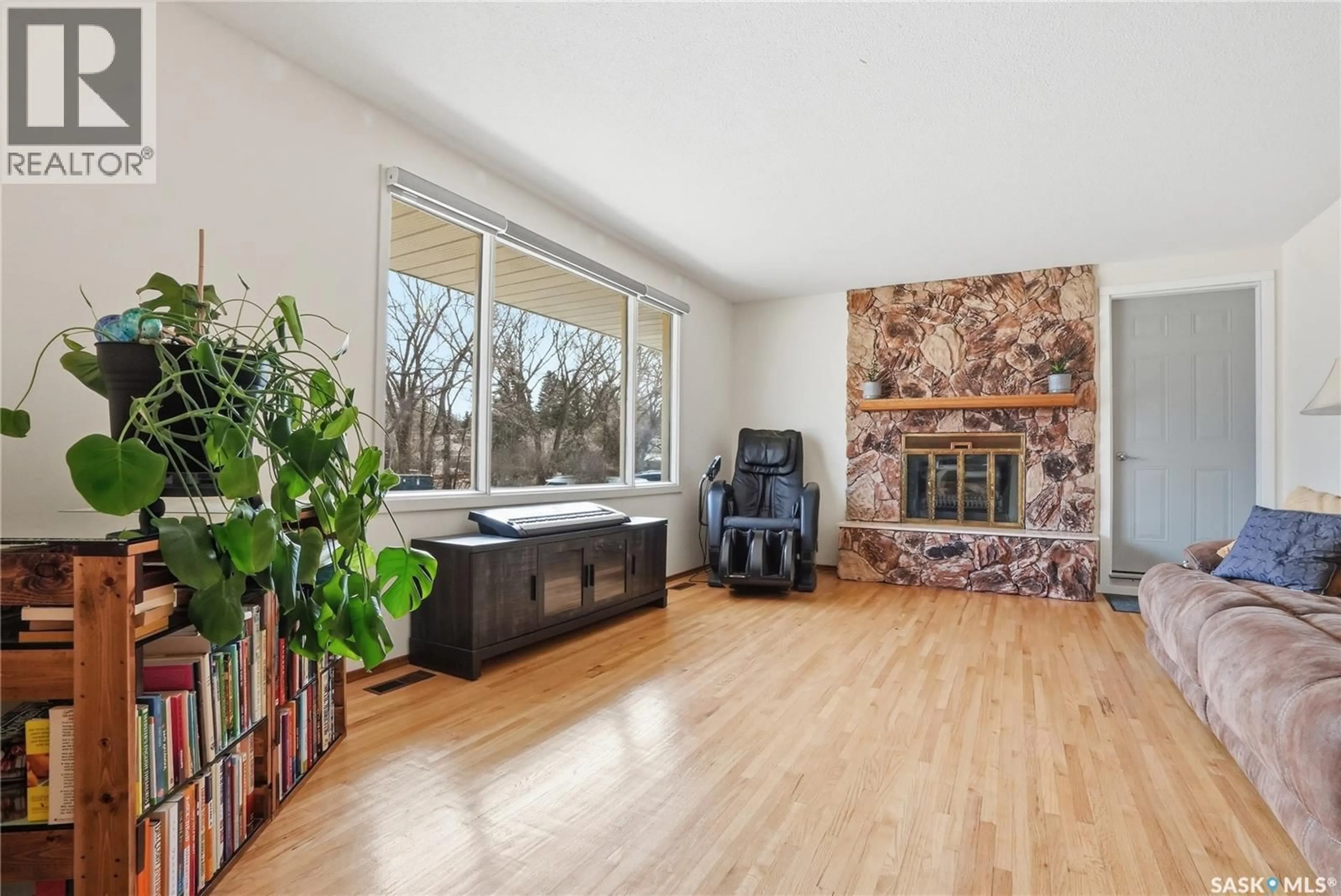 Living room with furniture, unknown for 1117 ELEVATOR ROAD, Saskatoon Saskatchewan S7M3X1