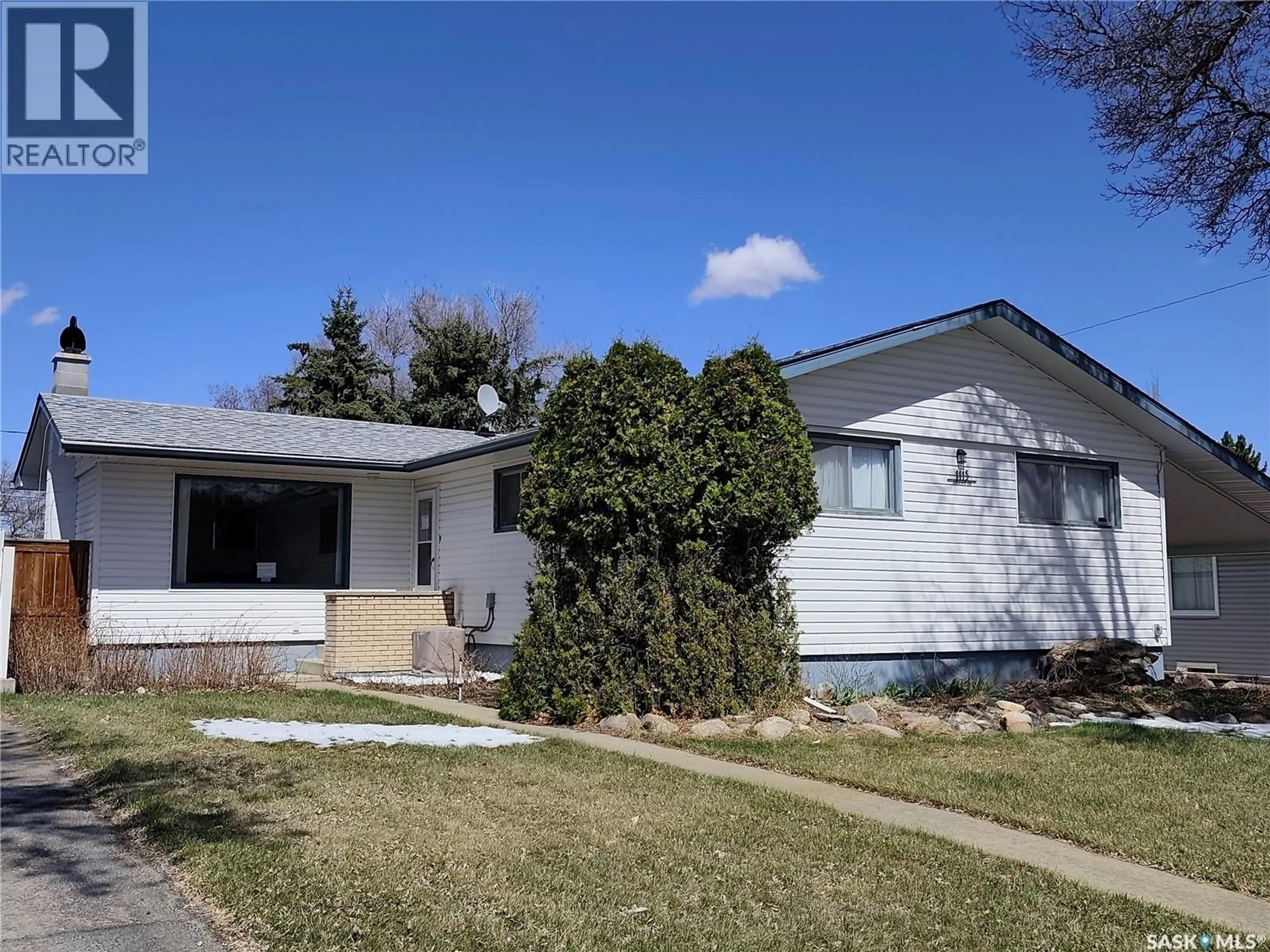 Home with vinyl exterior material, street for 1113 JUBILEE DRIVE, Swift Current Saskatchewan S9H2A1