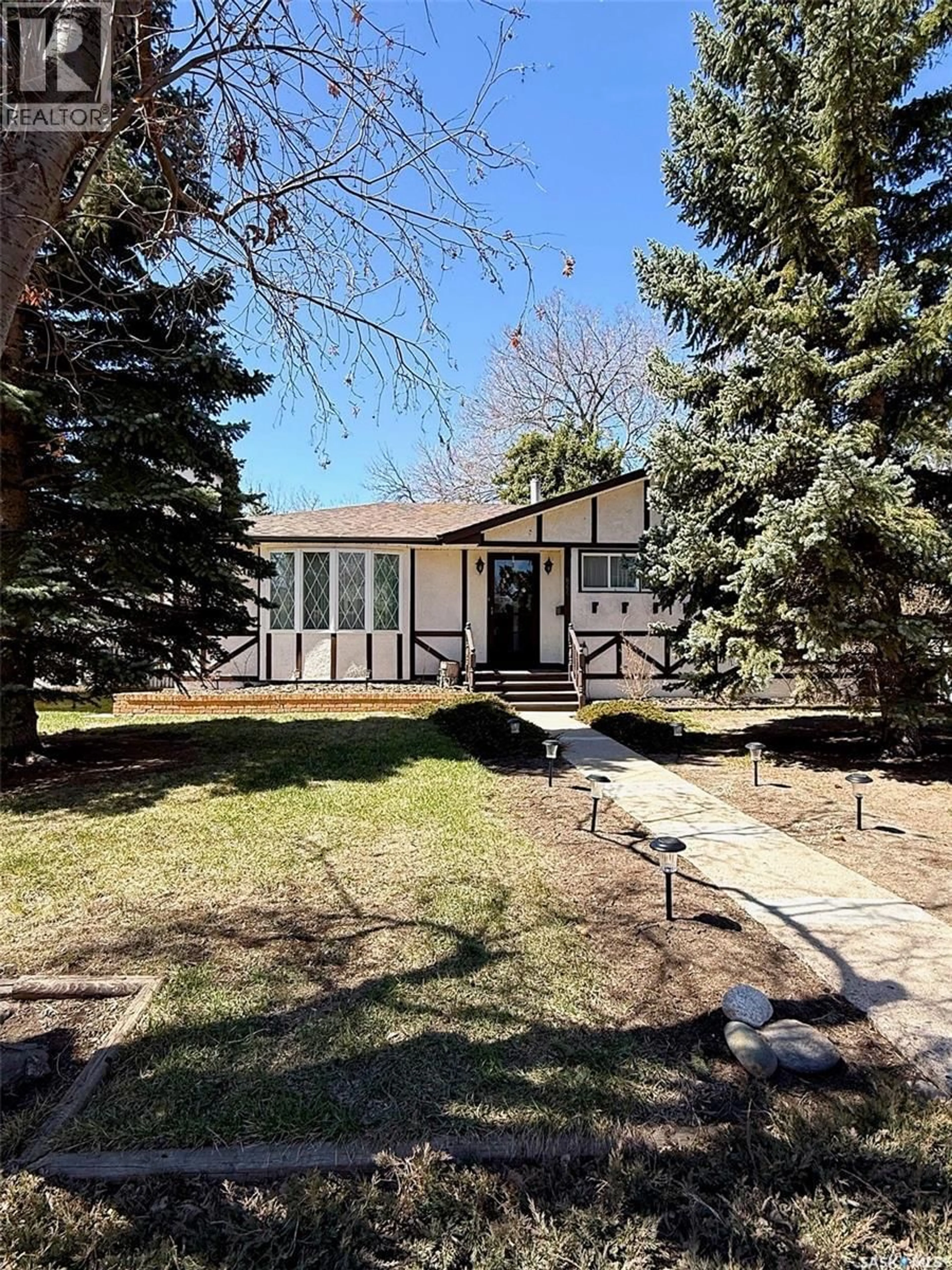 Home with vinyl exterior material, street for 860 9TH AVENUE, Swift Current Saskatchewan S9H2S7