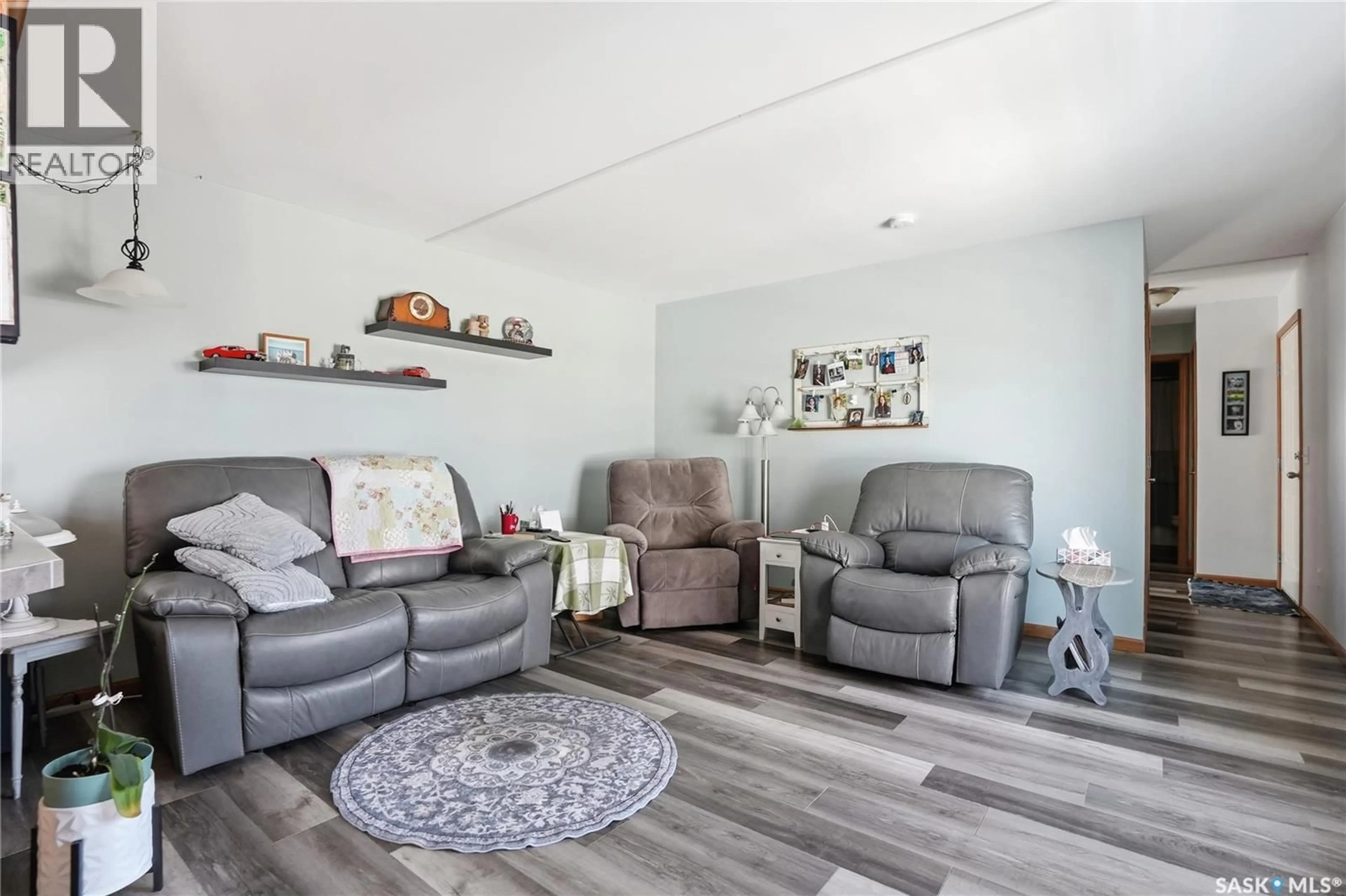 Living room with furniture, wood/laminate floor for 14 401 RAILWAY AVENUE E, Vanscoy Saskatchewan S0L3J0