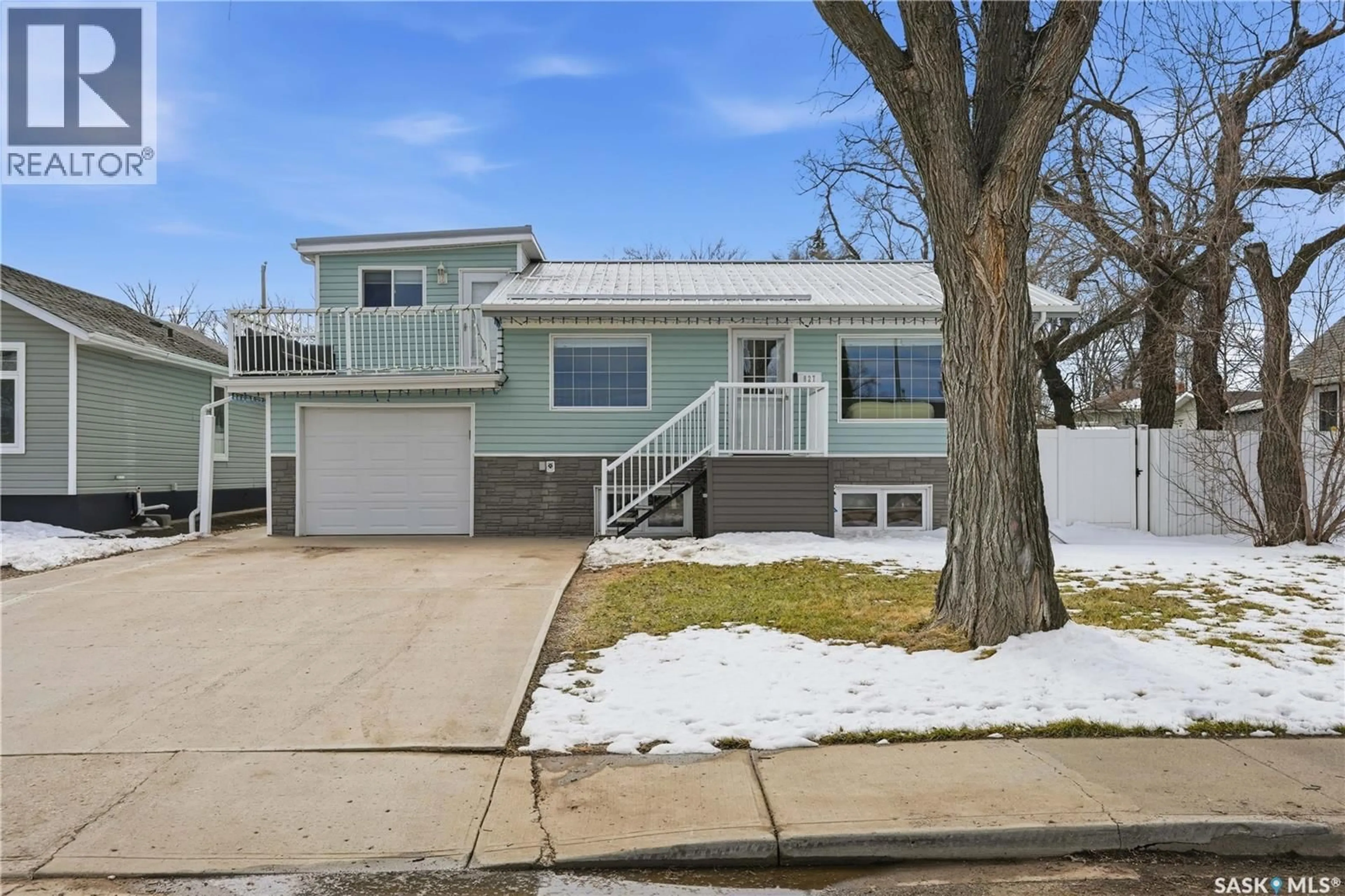 Home with vinyl exterior material, street for 827 DUFFIELD STREET, Moose Jaw Saskatchewan S6H5J6