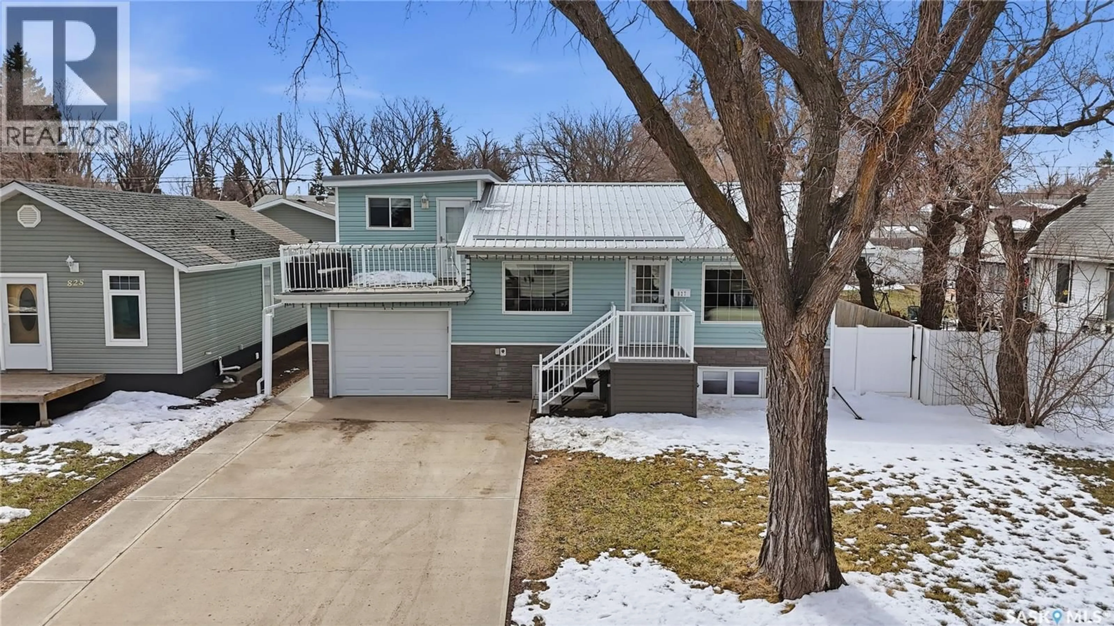 Home with vinyl exterior material, street for 827 DUFFIELD STREET, Moose Jaw Saskatchewan S6H5J6