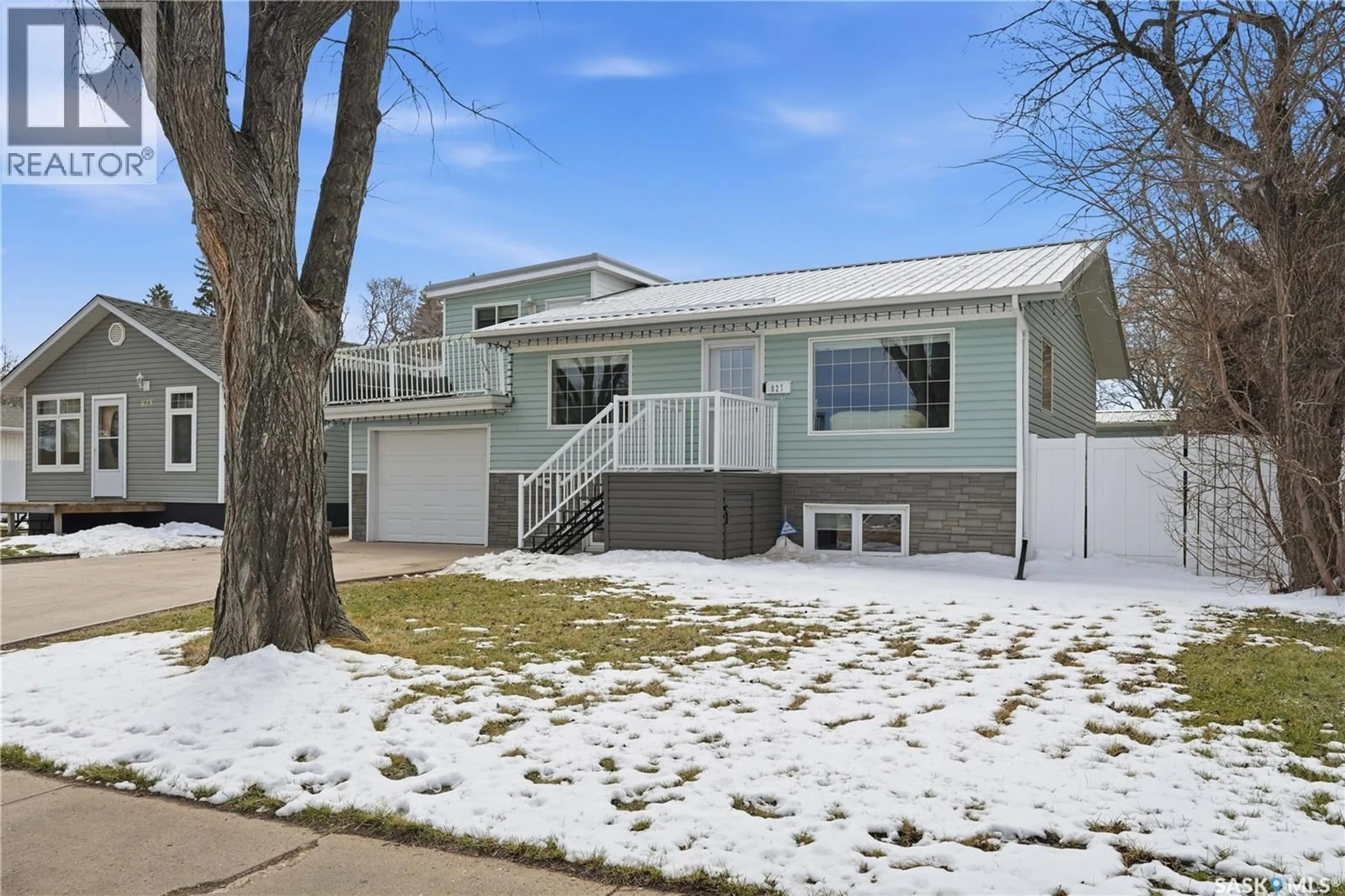 Home with vinyl exterior material, street for 827 DUFFIELD STREET, Moose Jaw Saskatchewan S6H5J6