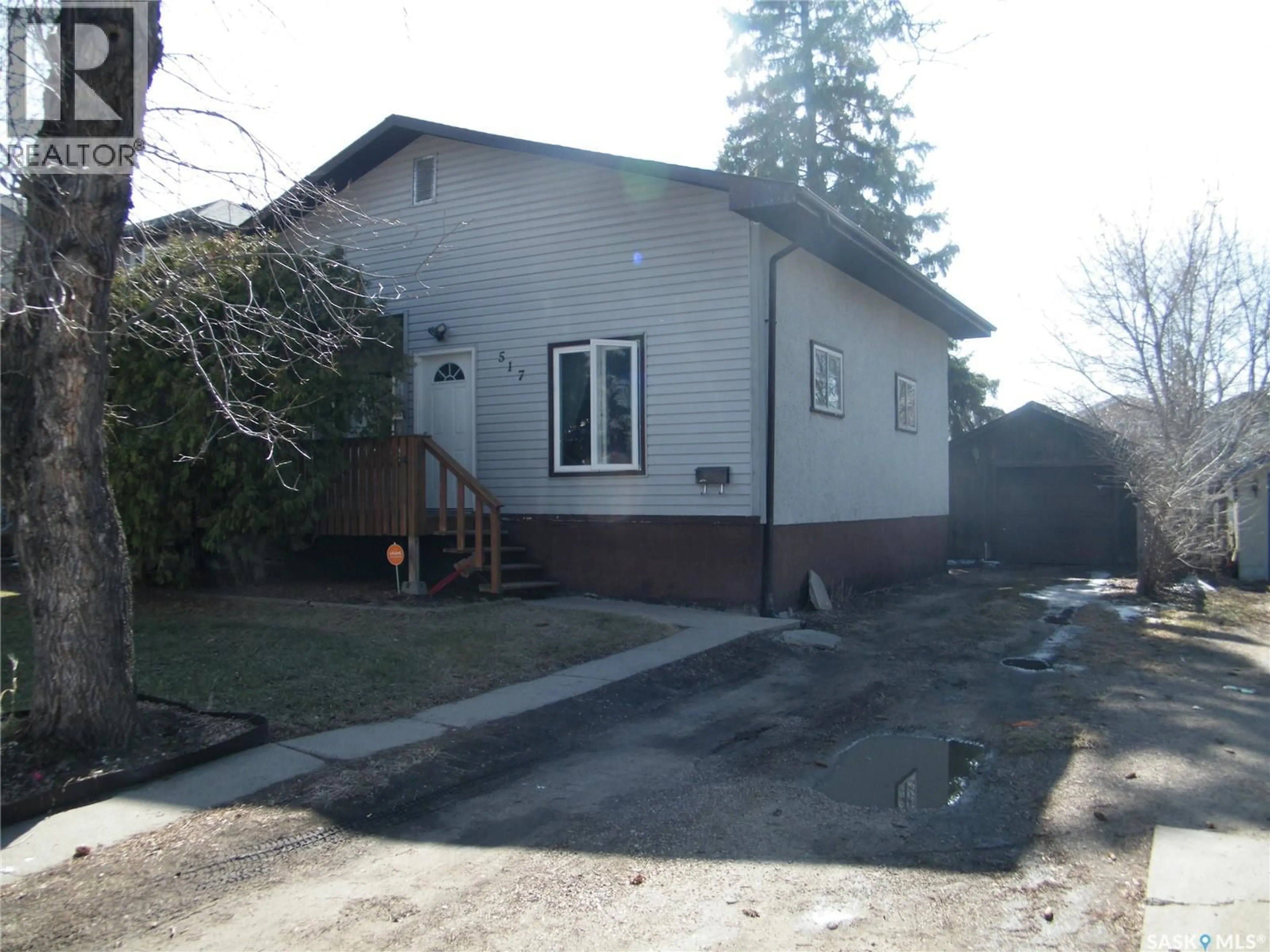Home with vinyl exterior material, street for 514 L AVENUE, Saskatoon Saskatchewan S7L2P8