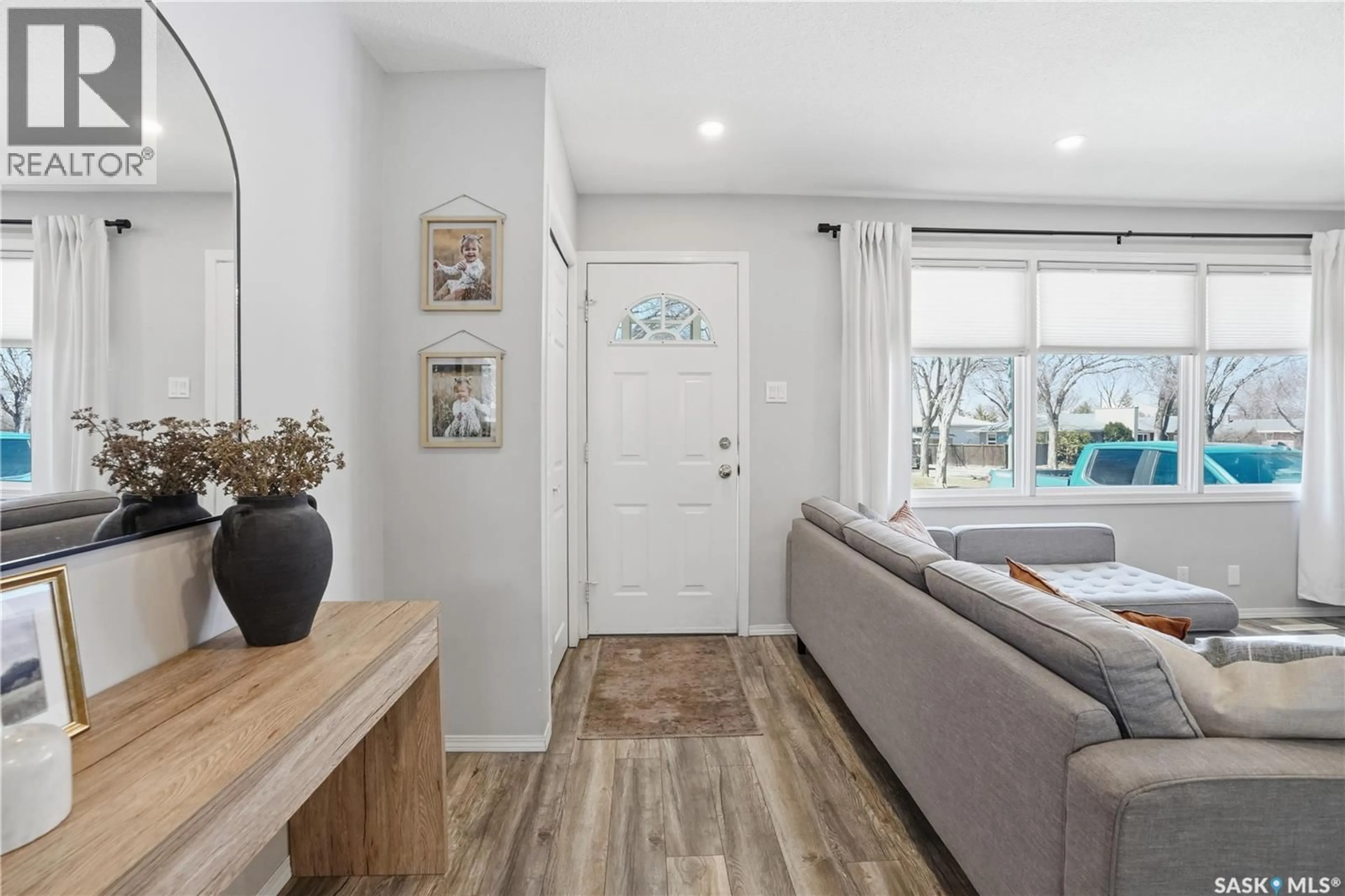 Indoor entryway for 709 INVER CRESCENT, Regina Saskatchewan S4N2K7