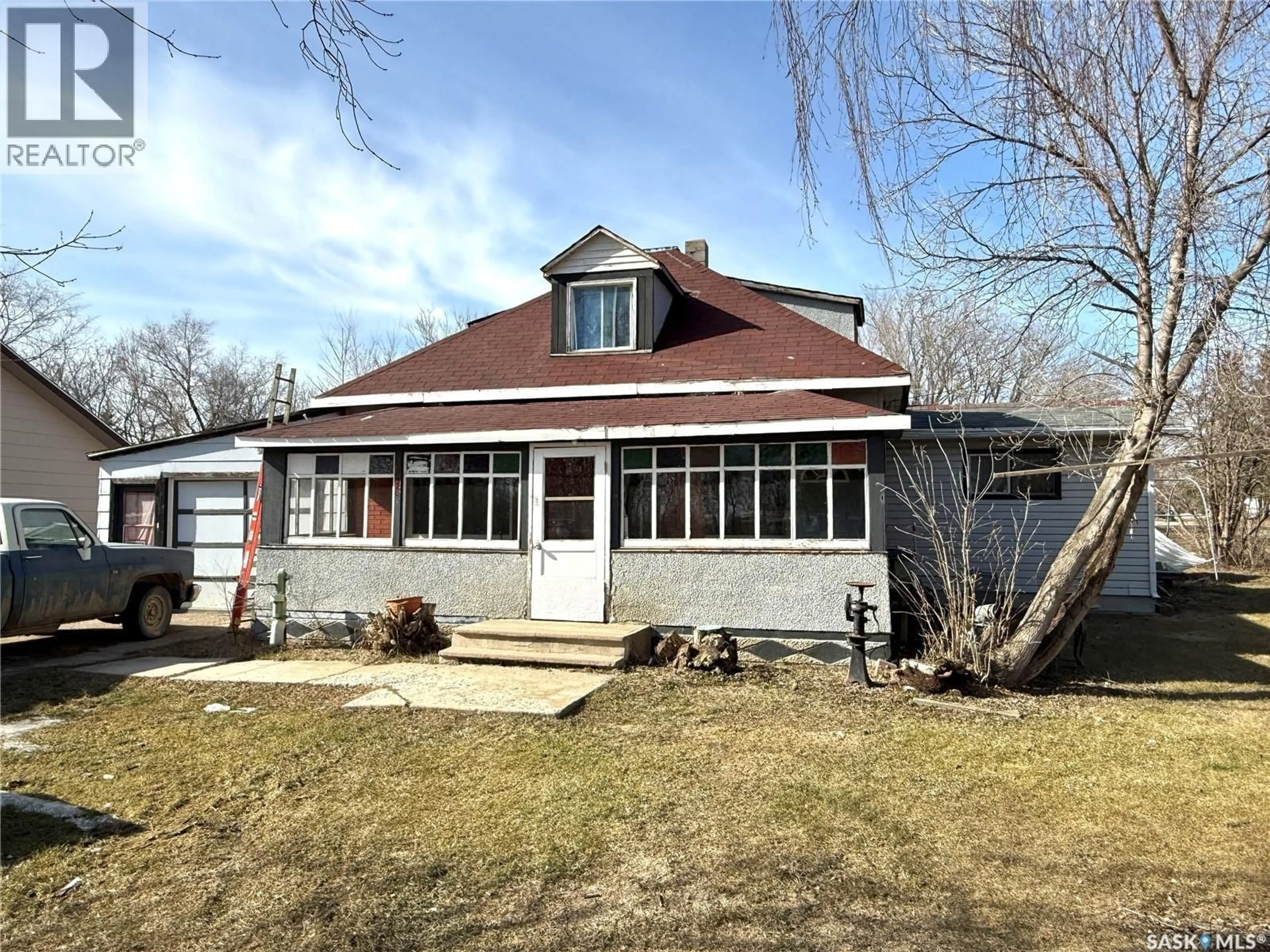 Home with vinyl exterior material, street for 212 SOUTH AVENUE E, Hafford Saskatchewan S0J1A0