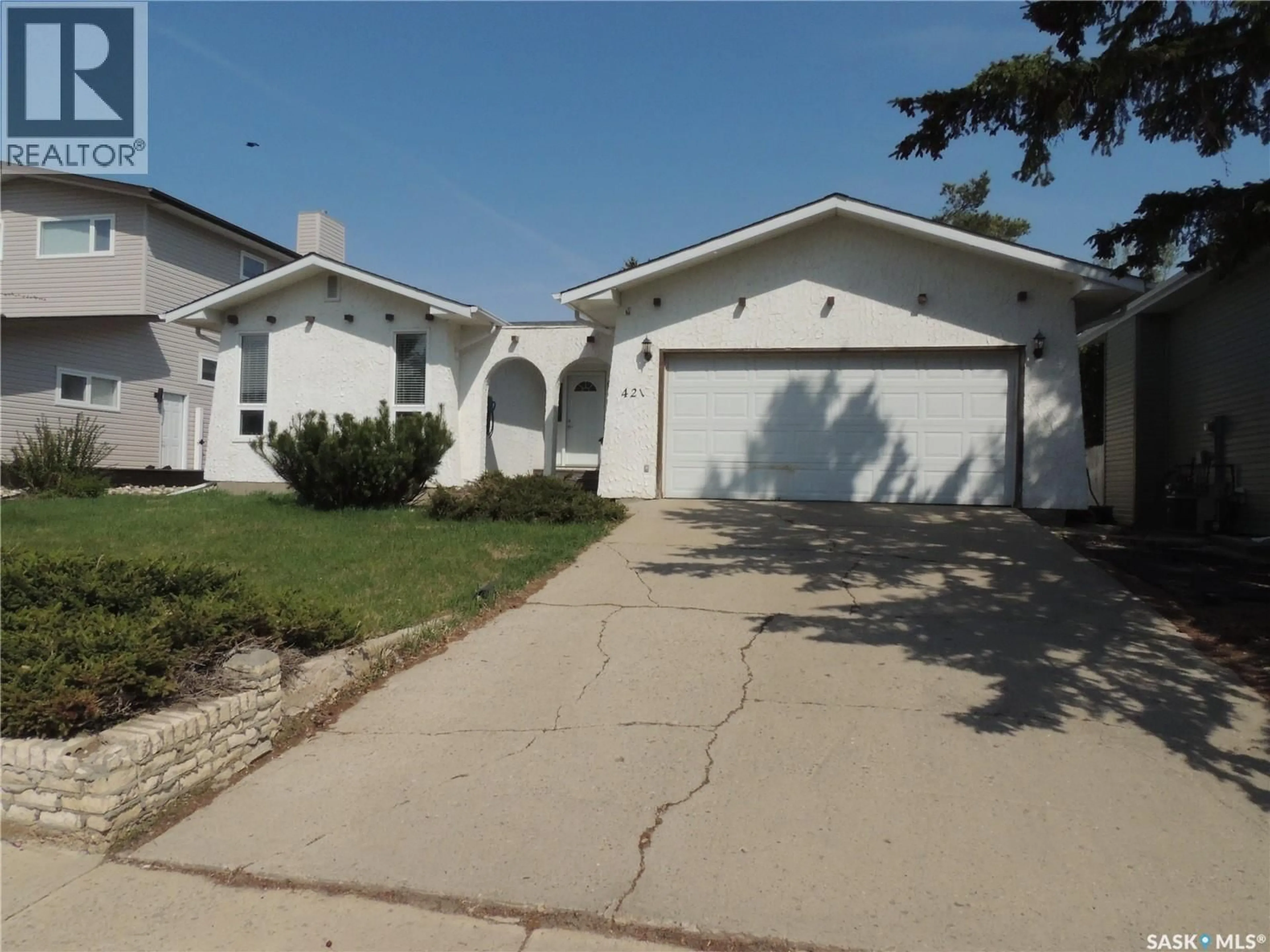 Home with vinyl exterior material, street for 421 MAPLE BAY, Estevan Saskatchewan S4A2E6