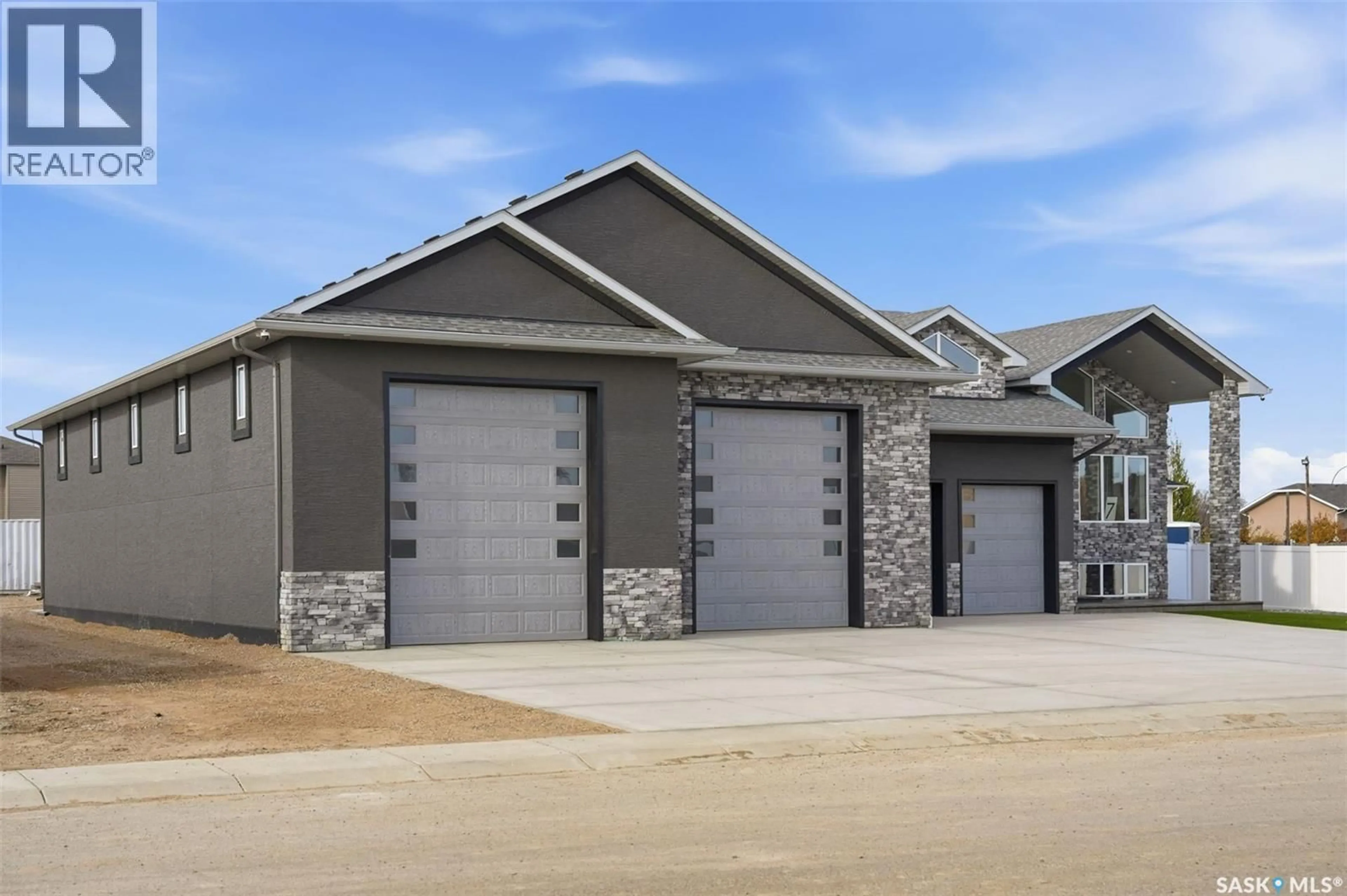 Indoor garage for 7 LOEWEN COURT, Warman Saskatchewan S0K0A1