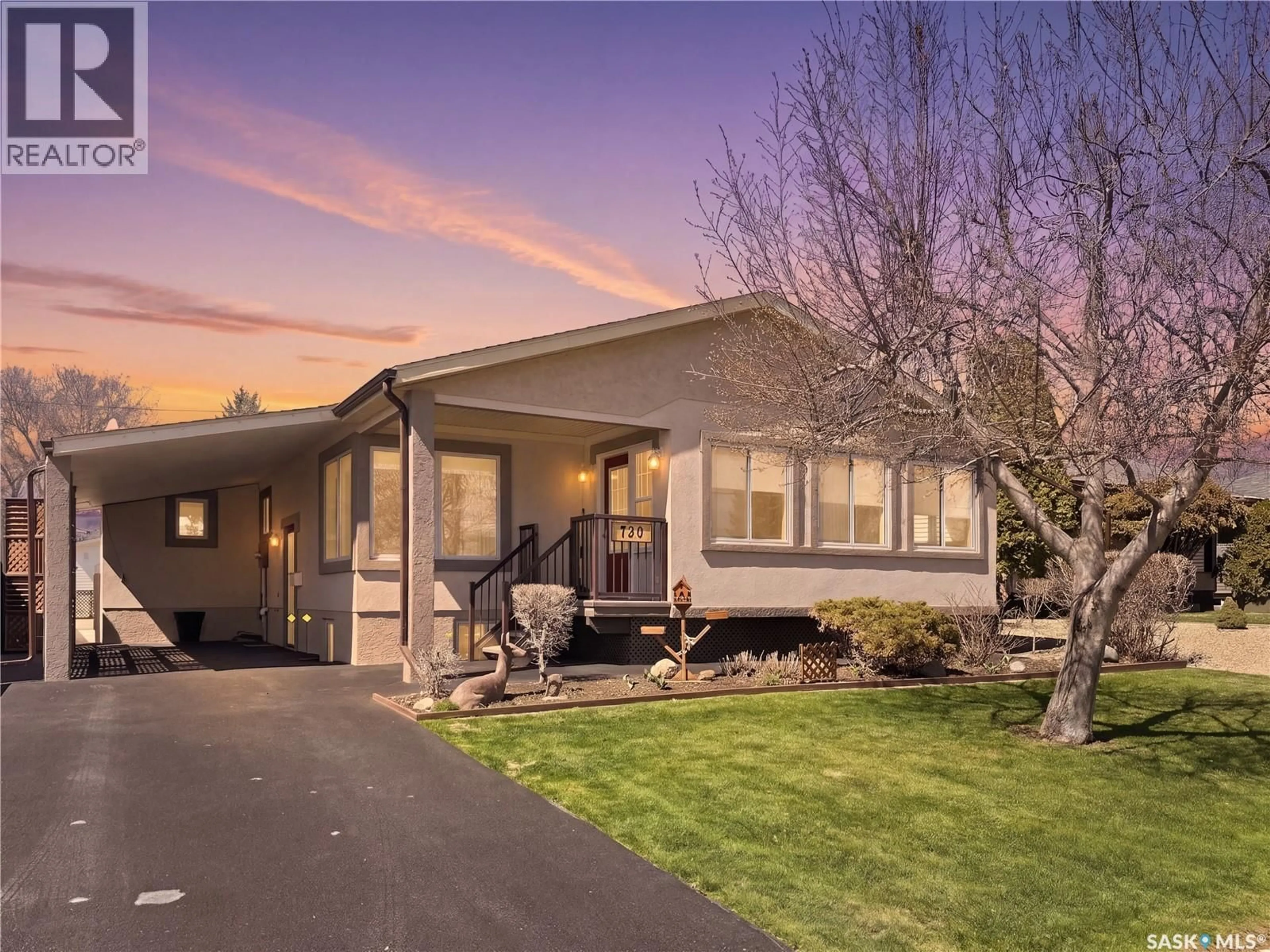 Home with vinyl exterior material, street for 730 6TH AVENUE, Swift Current Saskatchewan S9H2M8