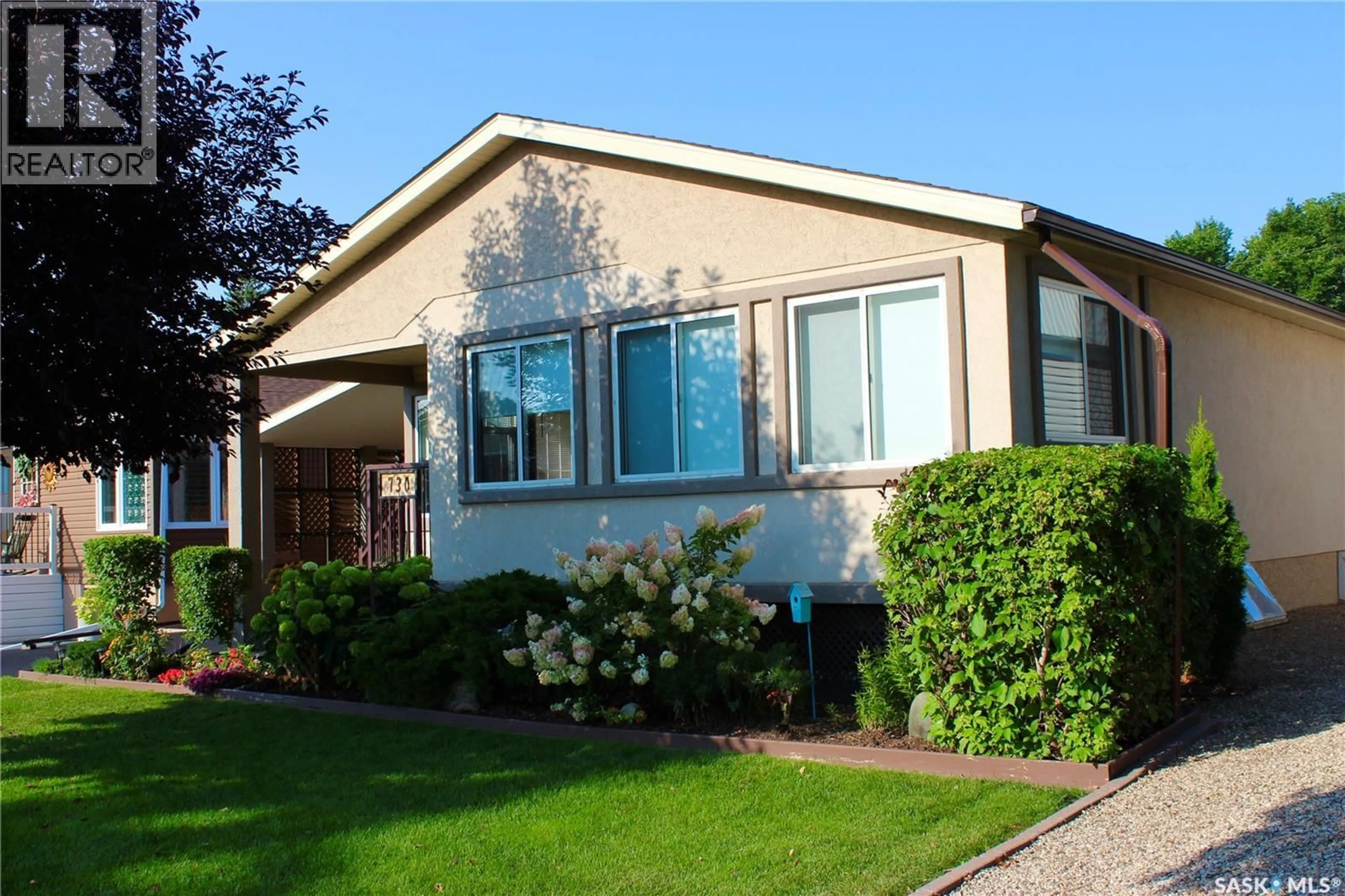 Home with vinyl exterior material, street for 730 6TH AVENUE, Swift Current Saskatchewan S9H2M8