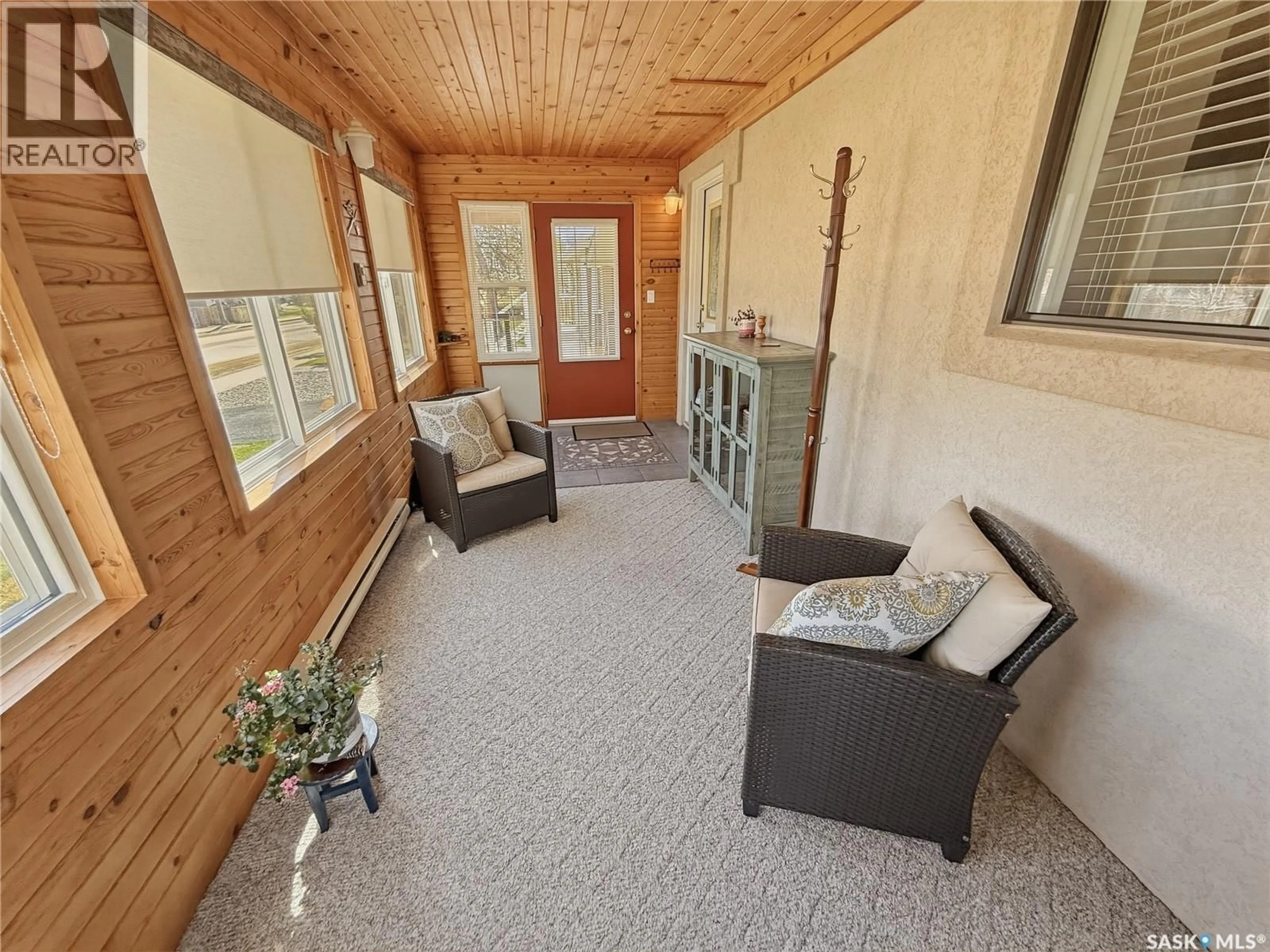 Indoor entryway for 730 6TH AVENUE, Swift Current Saskatchewan S9H2M8