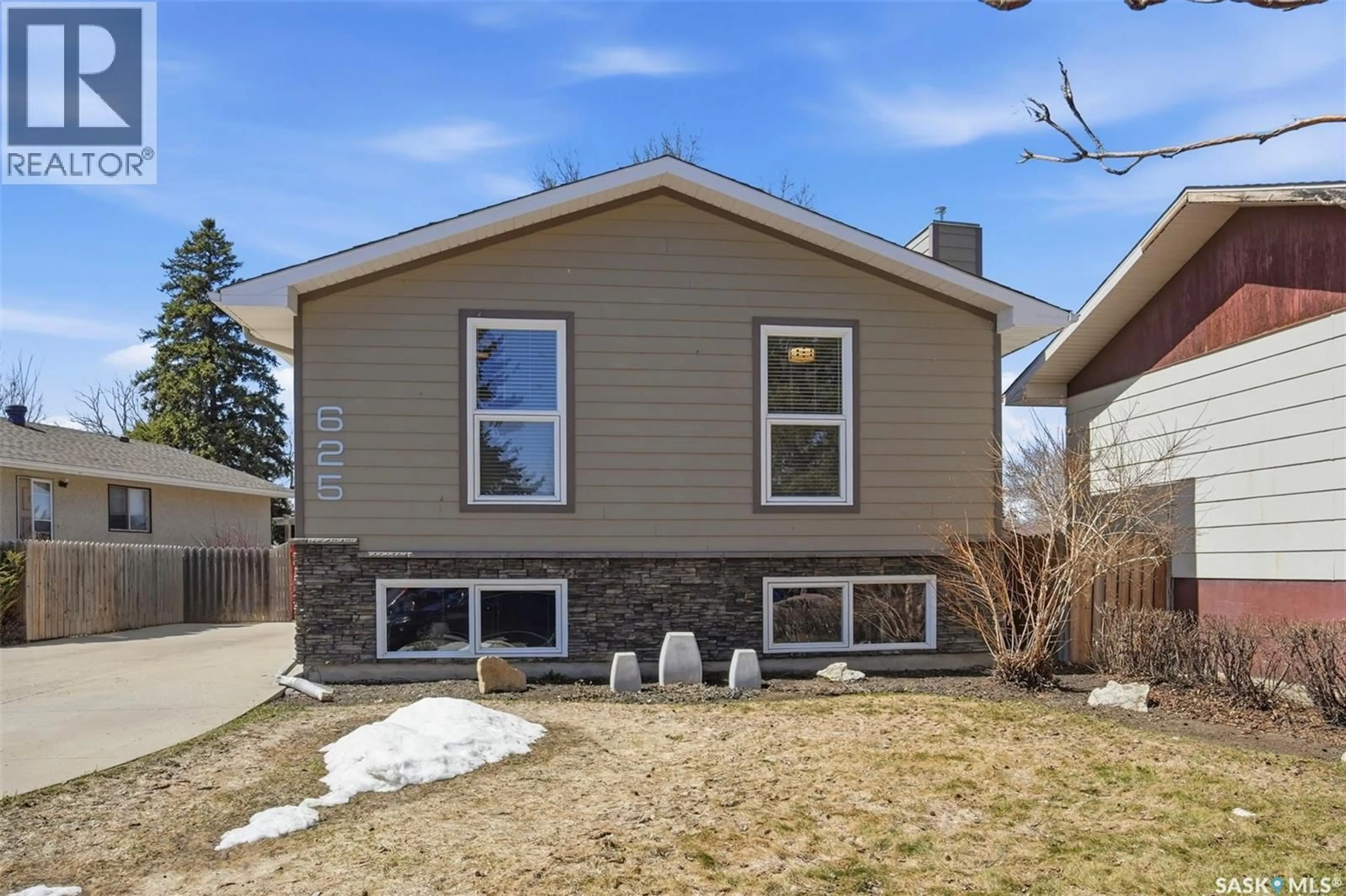 Home with vinyl exterior material, street for 625 GUELPH CRESCENT, Saskatoon Saskatchewan S7H4R5