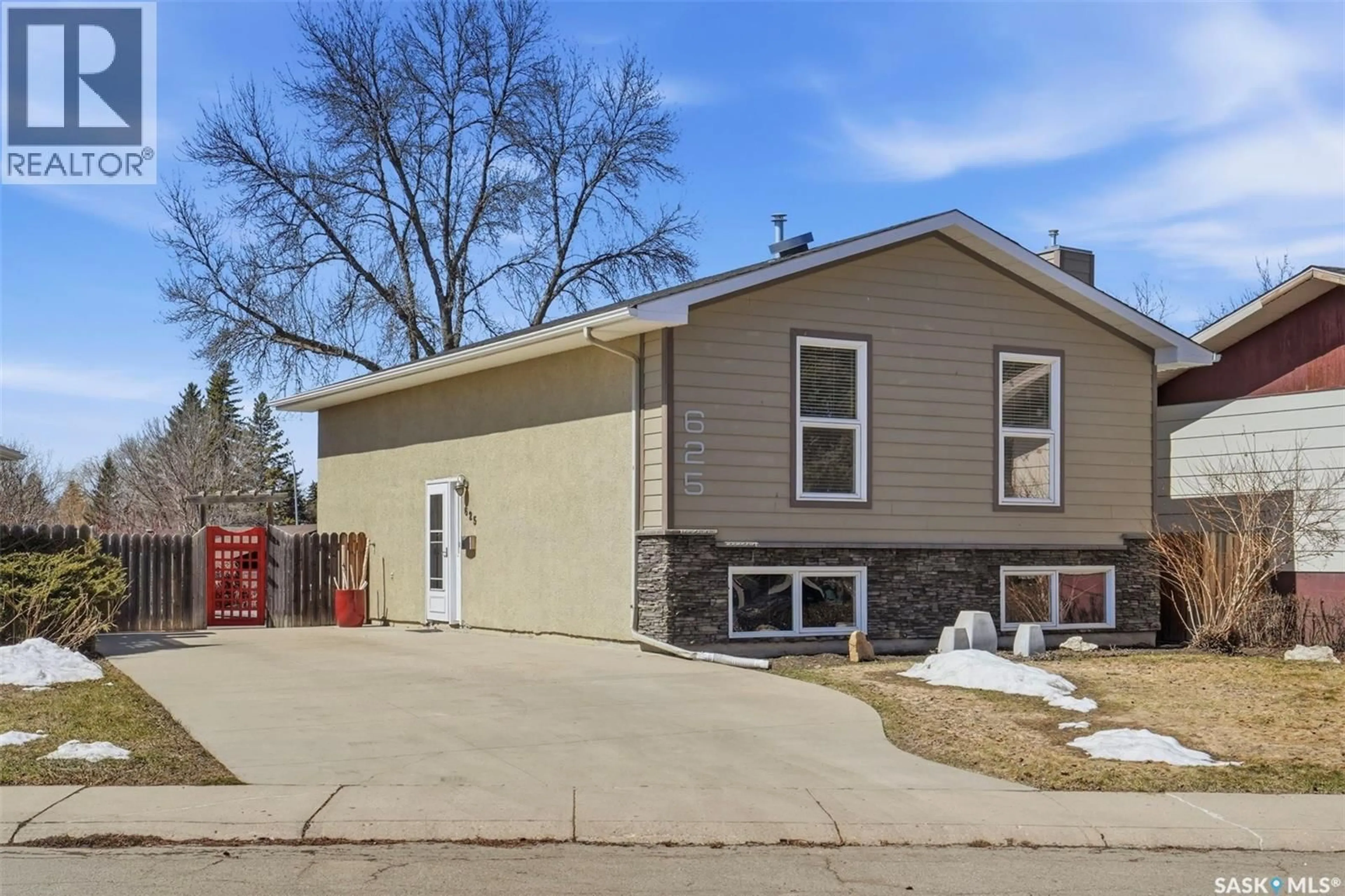 Home with vinyl exterior material, street for 625 GUELPH CRESCENT, Saskatoon Saskatchewan S7H4R5