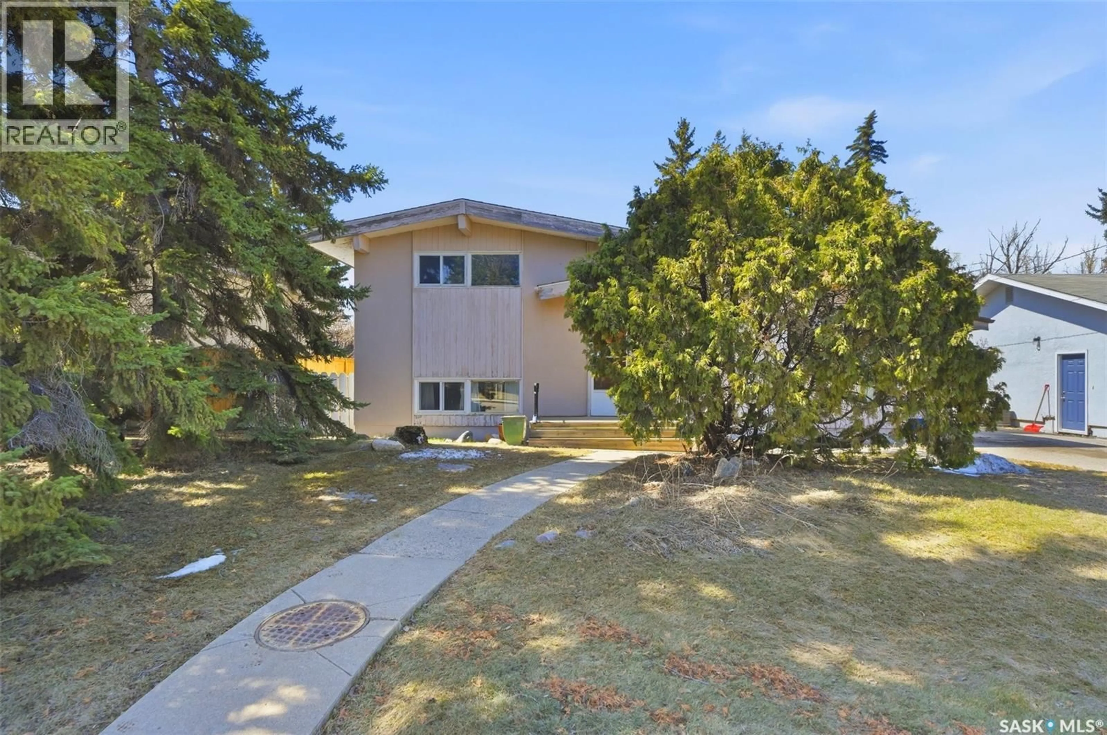 A pic from outside/outdoor area/front of a property/back of a property/a pic from drone, street for 706 ARLINGTON AVENUE, Saskatoon Saskatchewan S7H2X4