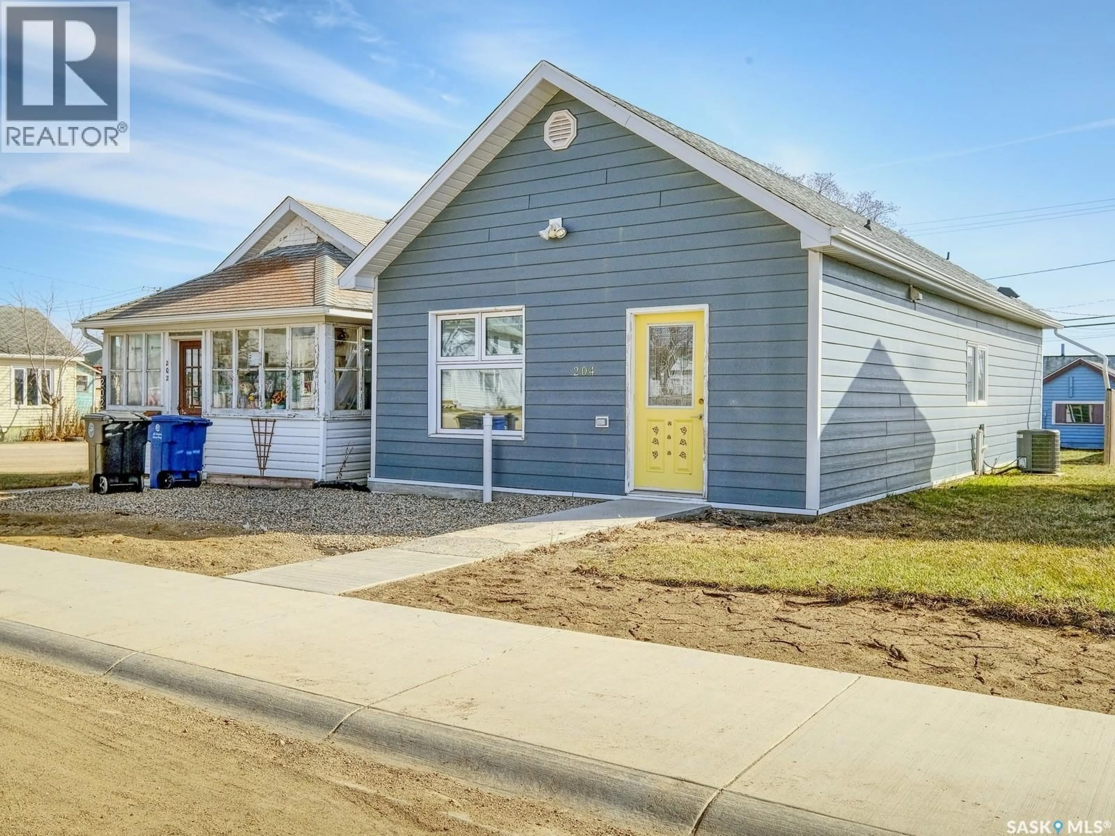 Home with vinyl exterior material, street for 204 2ND AVENUE, Biggar Saskatchewan S0K0M0