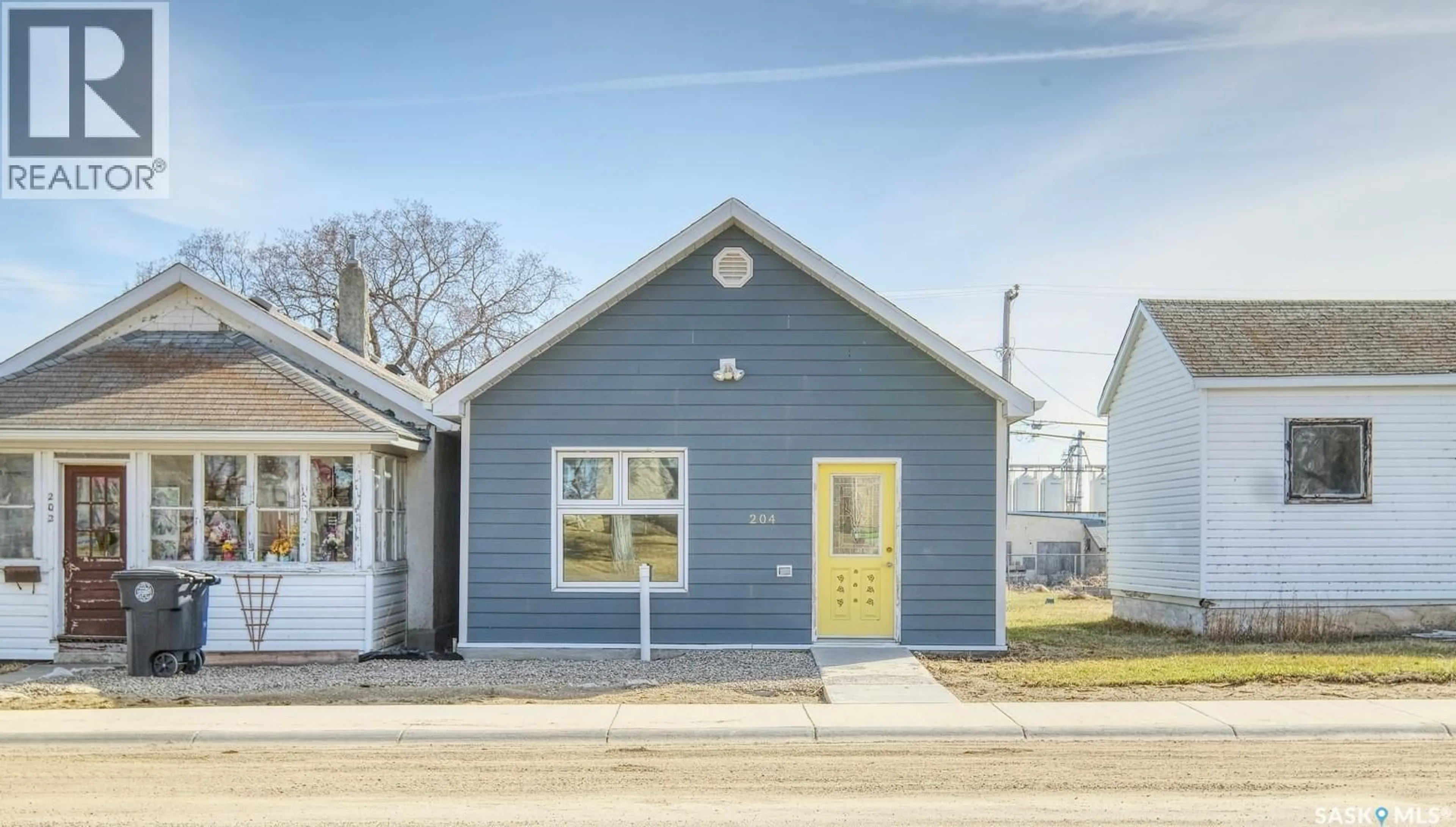 Home with vinyl exterior material, street for 204 2ND AVENUE, Biggar Saskatchewan S0K0M0