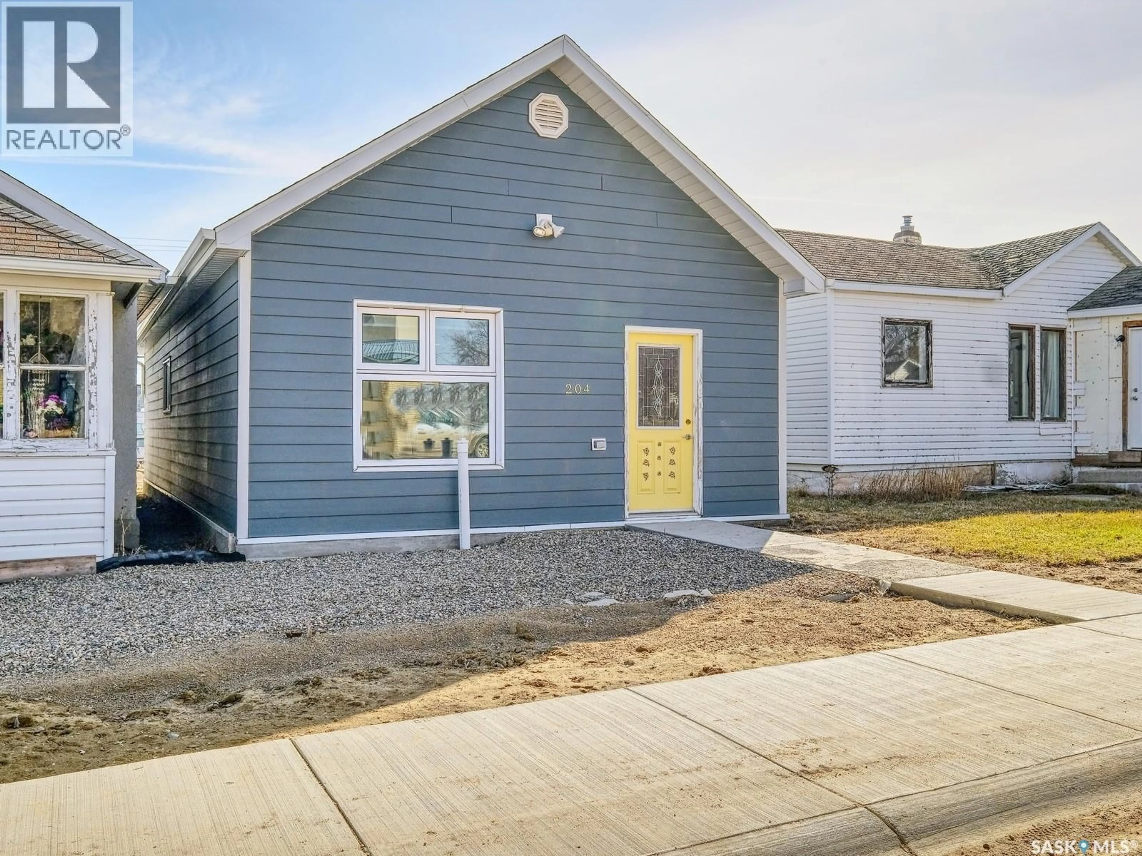 Home with vinyl exterior material, street for 204 2ND AVENUE, Biggar Saskatchewan S0K0M0