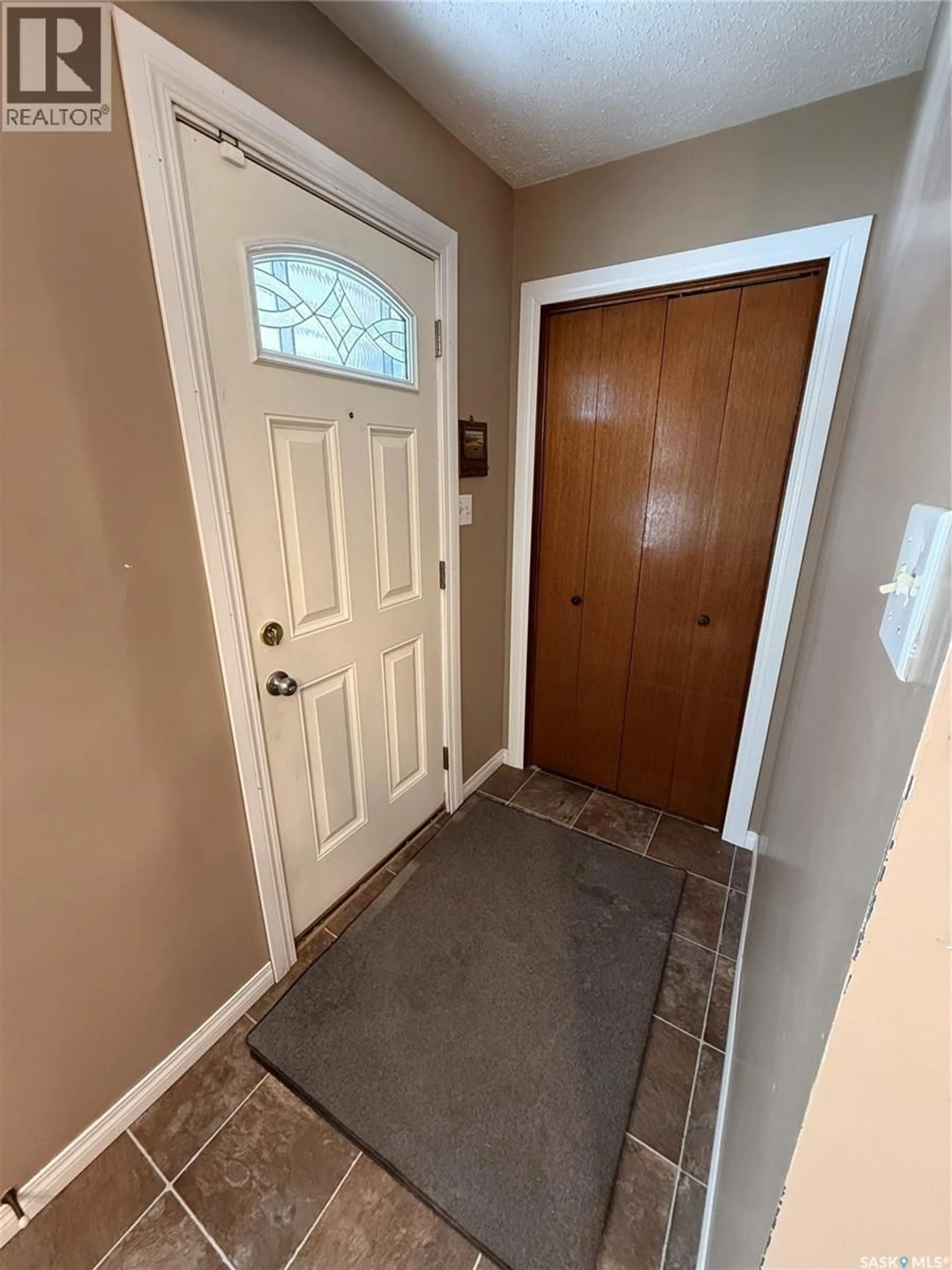 Indoor entryway for 805 SOURIS AVENUE, Weyburn Saskatchewan S4H0E5