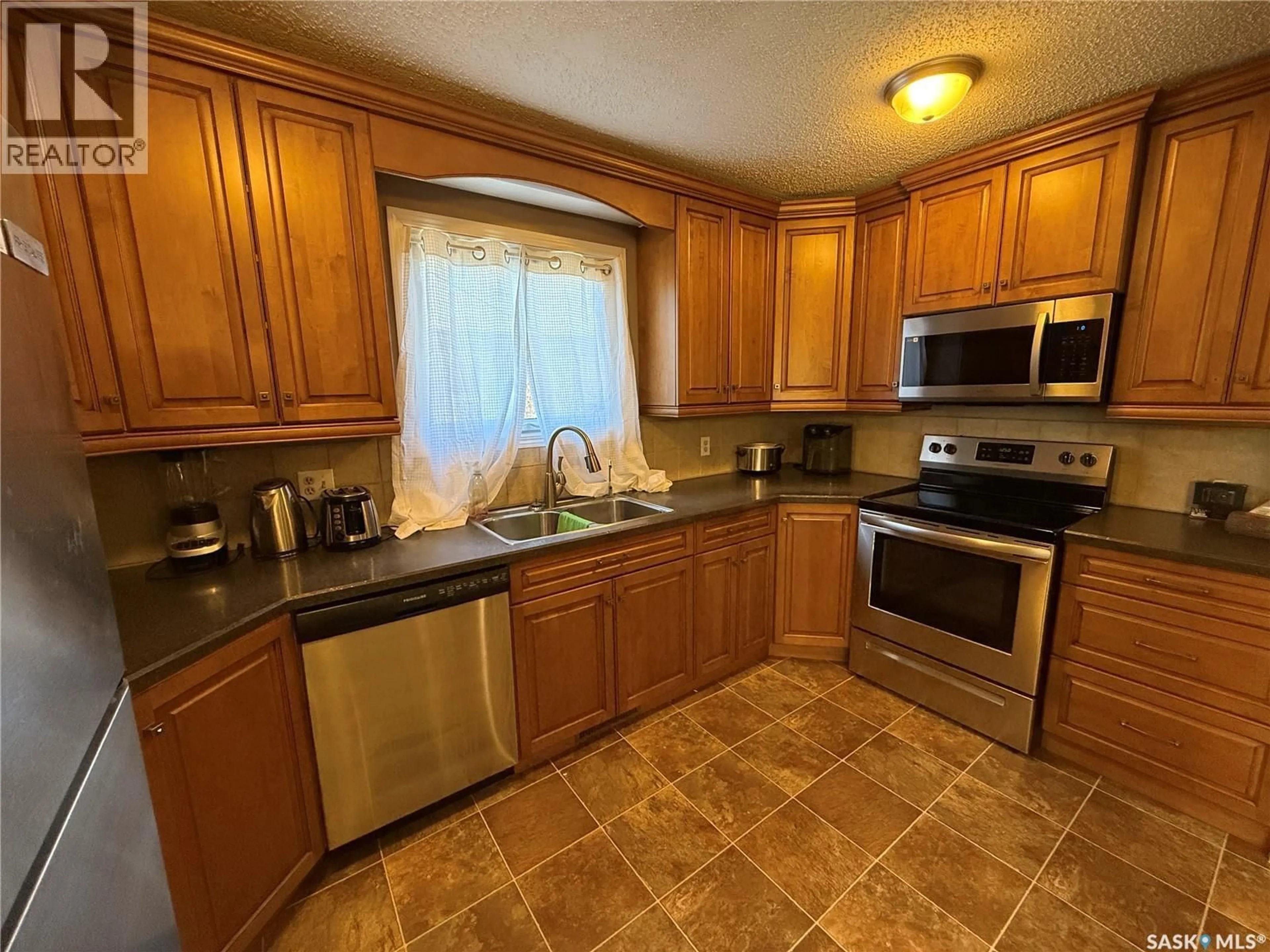 Standard kitchen, ceramic/tile floor for 805 SOURIS AVENUE, Weyburn Saskatchewan S4H0E5