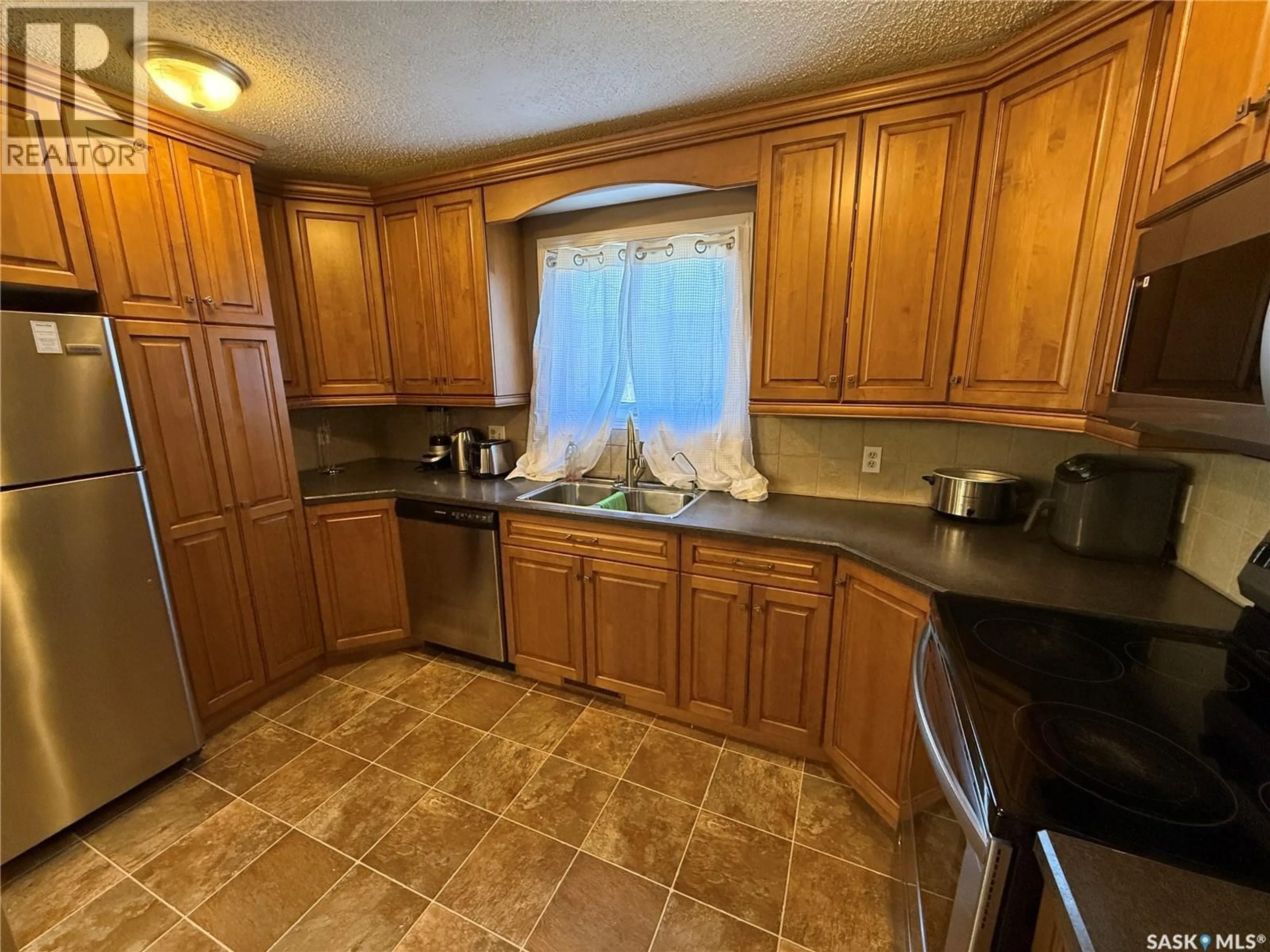 Standard kitchen, unknown for 805 SOURIS AVENUE, Weyburn Saskatchewan S4H0E5
