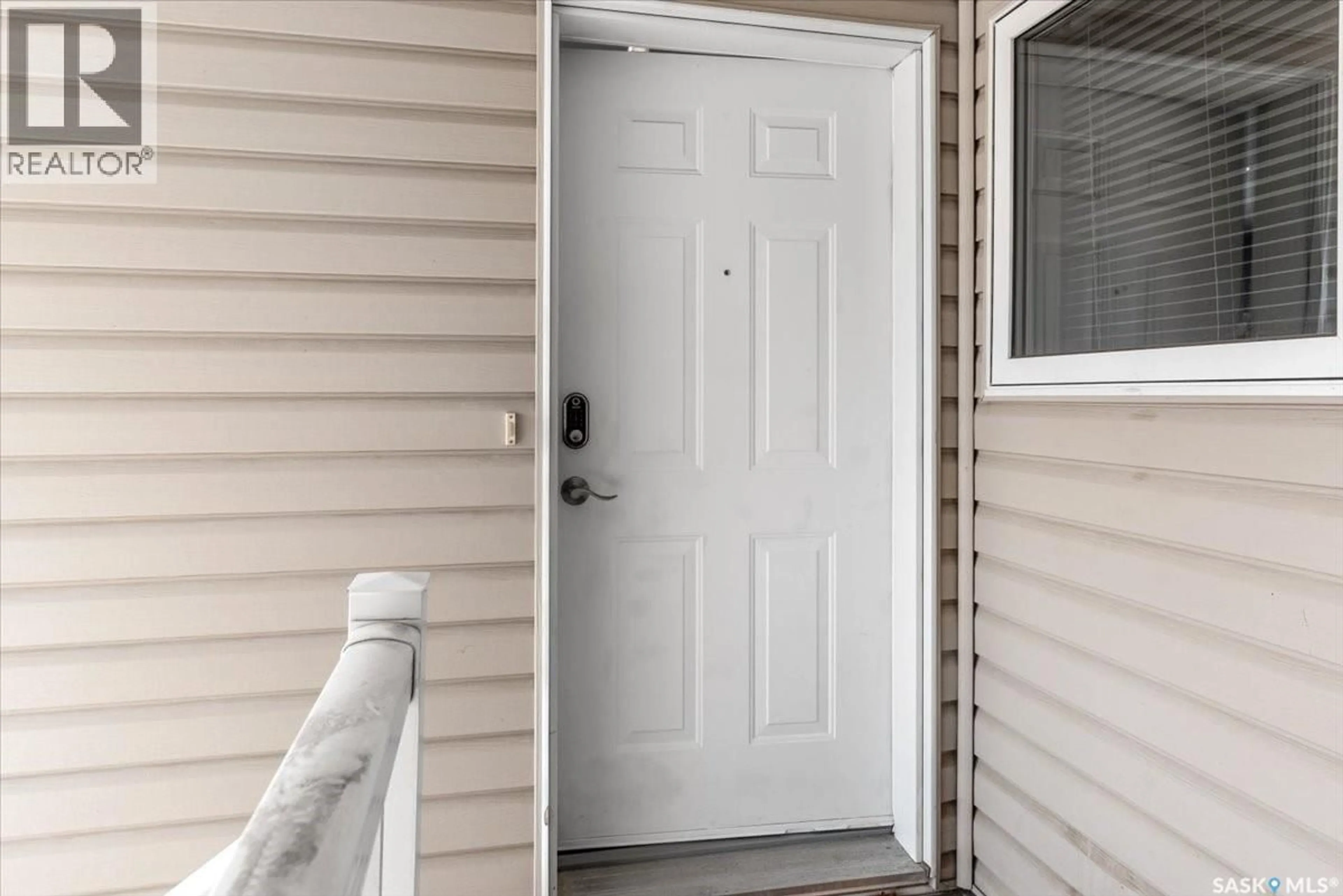 Indoor entryway for E - 4044 BUCKINGHAM DRIVE, Regina Saskatchewan S4V3A9