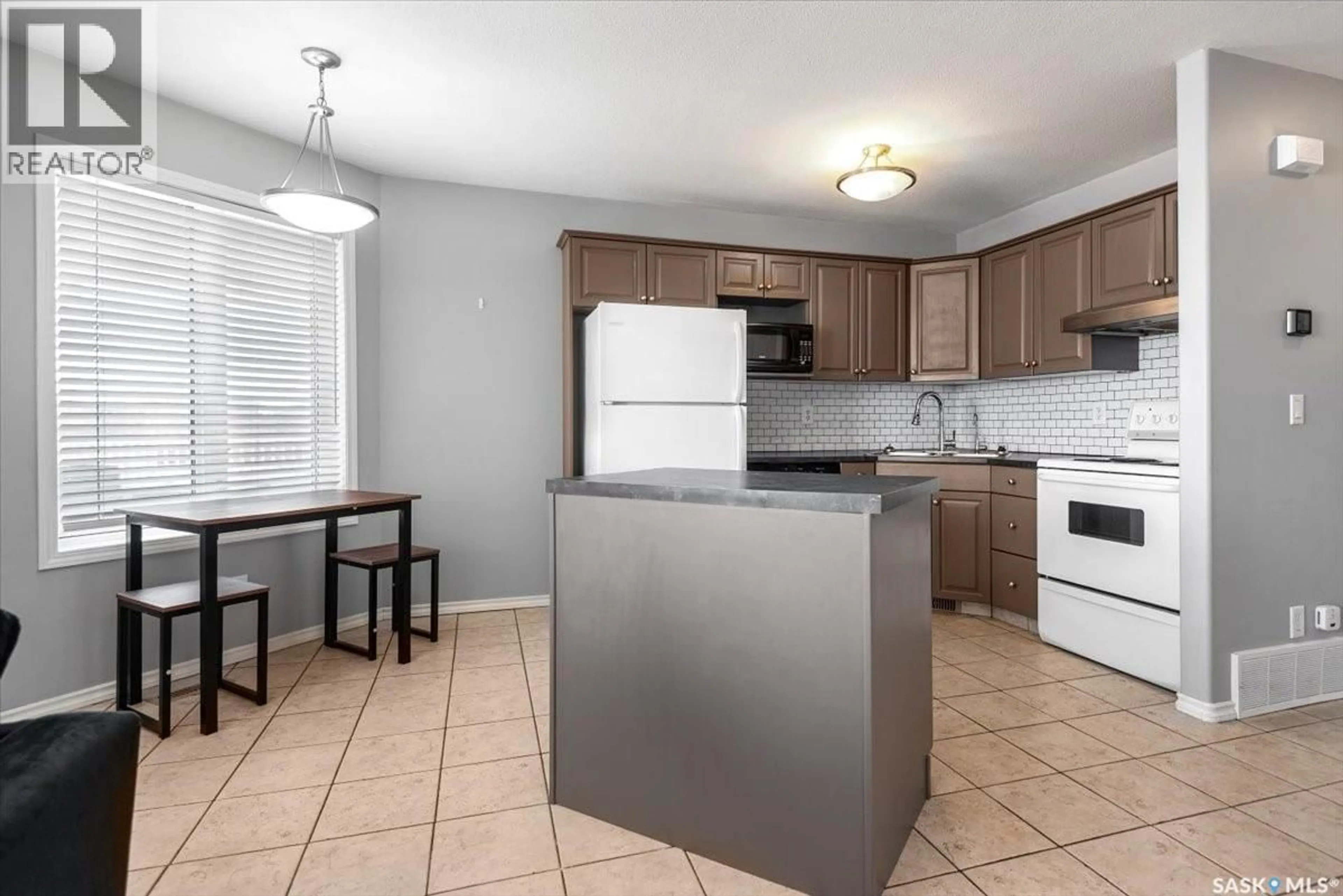 Standard kitchen, unknown for E - 4044 BUCKINGHAM DRIVE, Regina Saskatchewan S4V3A9