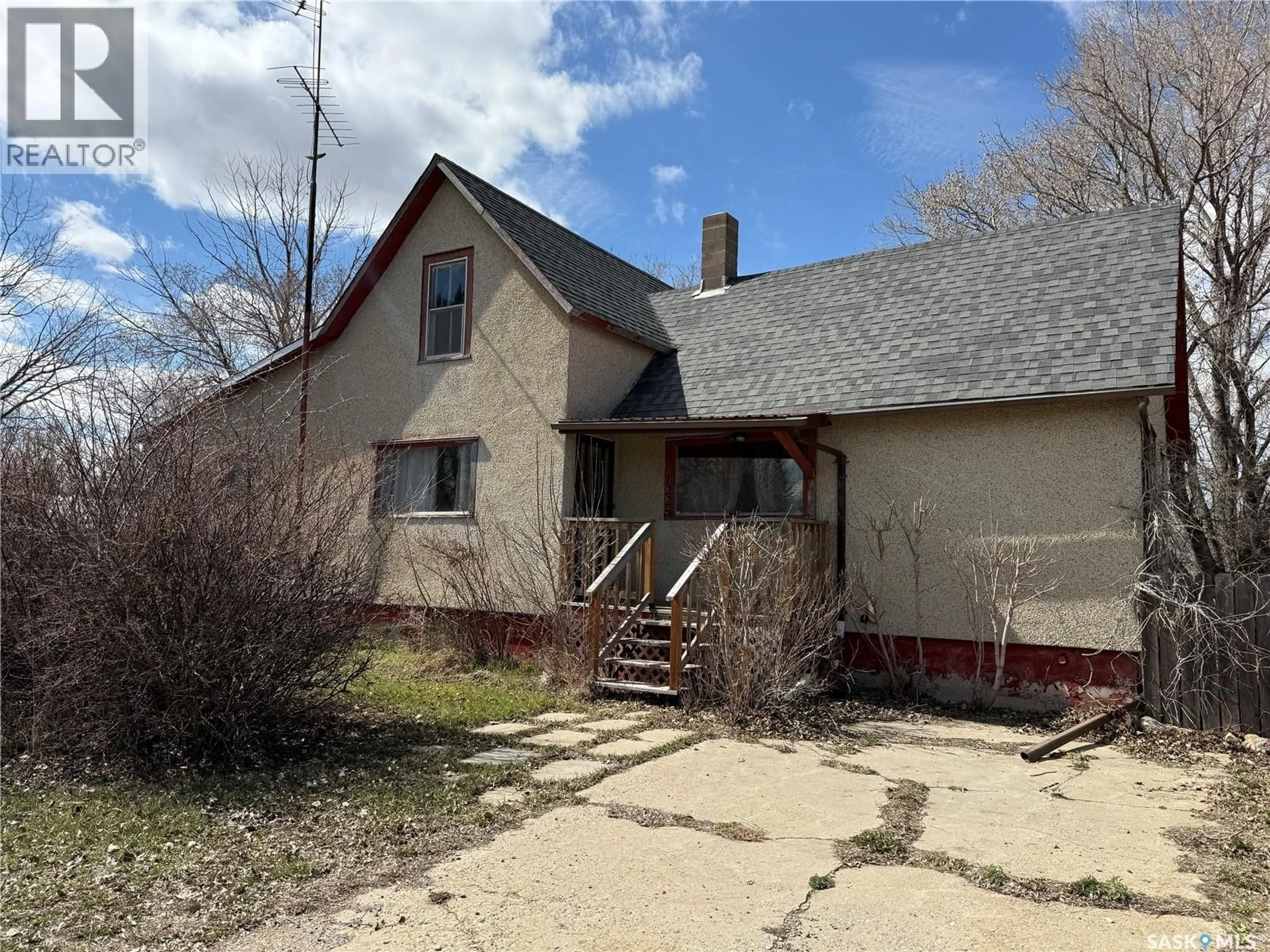 A pic from outside/outdoor area/front of a property/back of a property/a pic from drone, street for 1225 HALIFAX STREET, Halbrite Saskatchewan S0C1H0