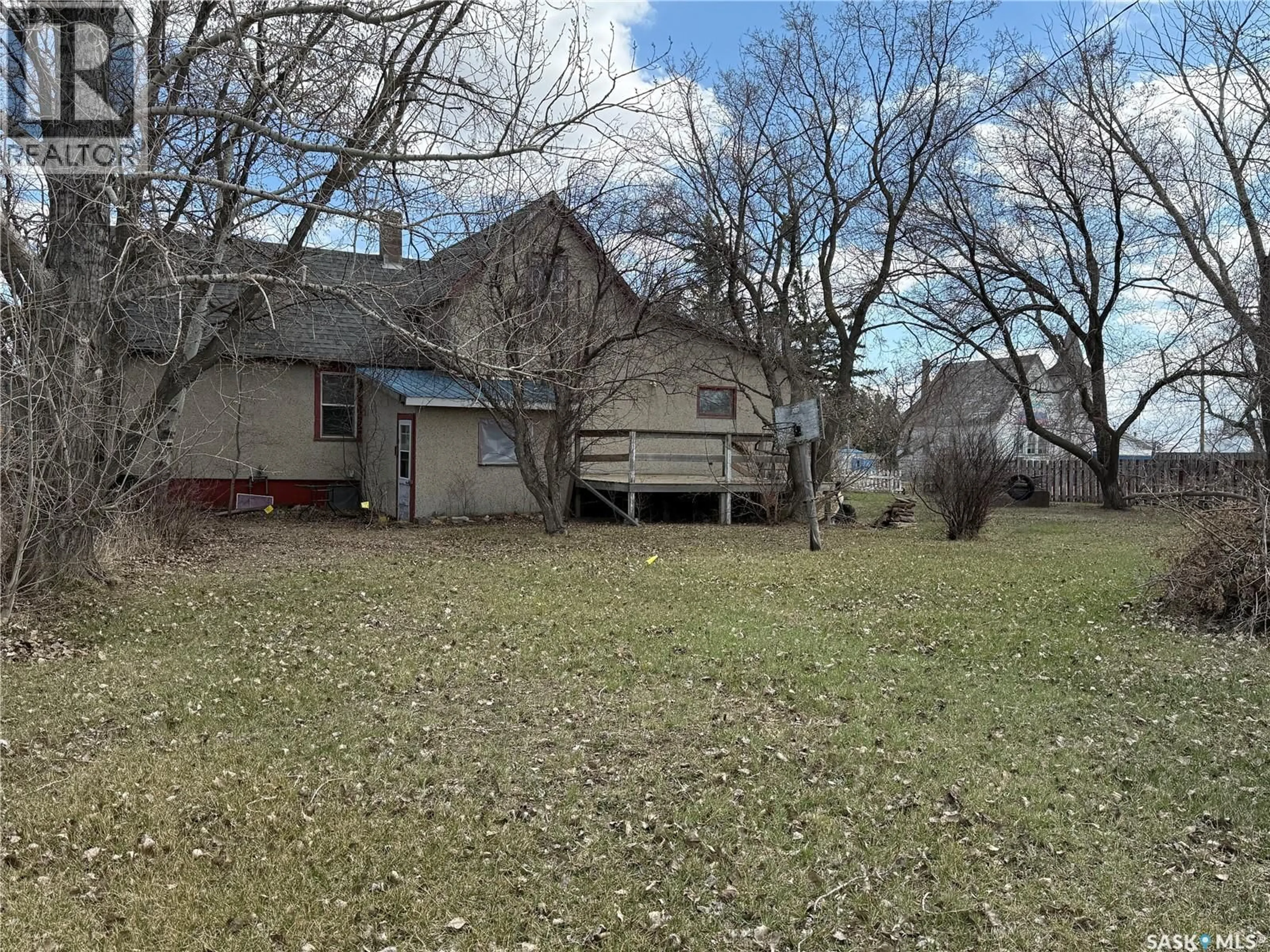 A pic from outside/outdoor area/front of a property/back of a property/a pic from drone, street for 1225 HALIFAX STREET, Halbrite Saskatchewan S0C1H0