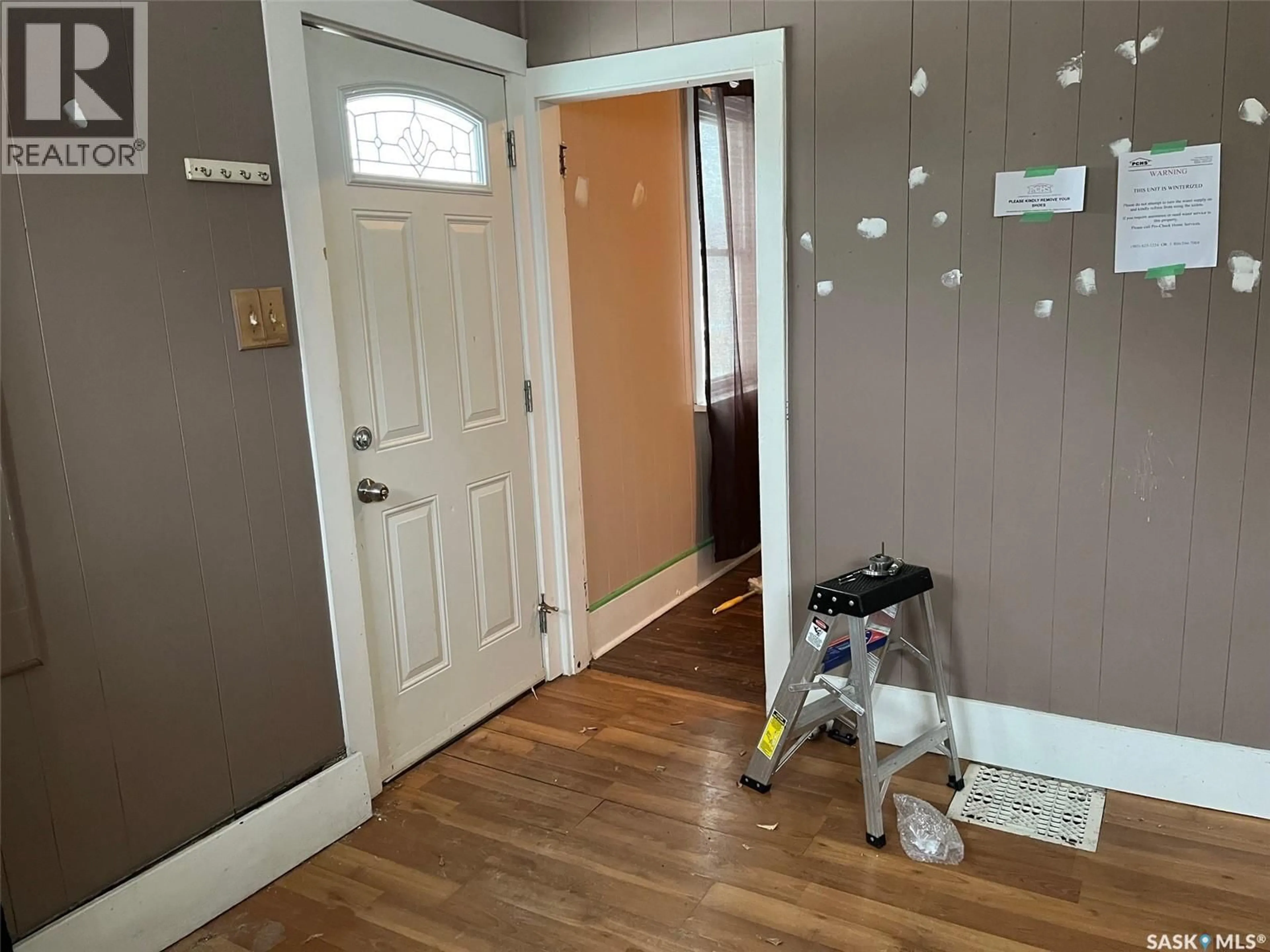 Indoor entryway for 1100 FORT STREET, Regina Saskatchewan S4T5R7