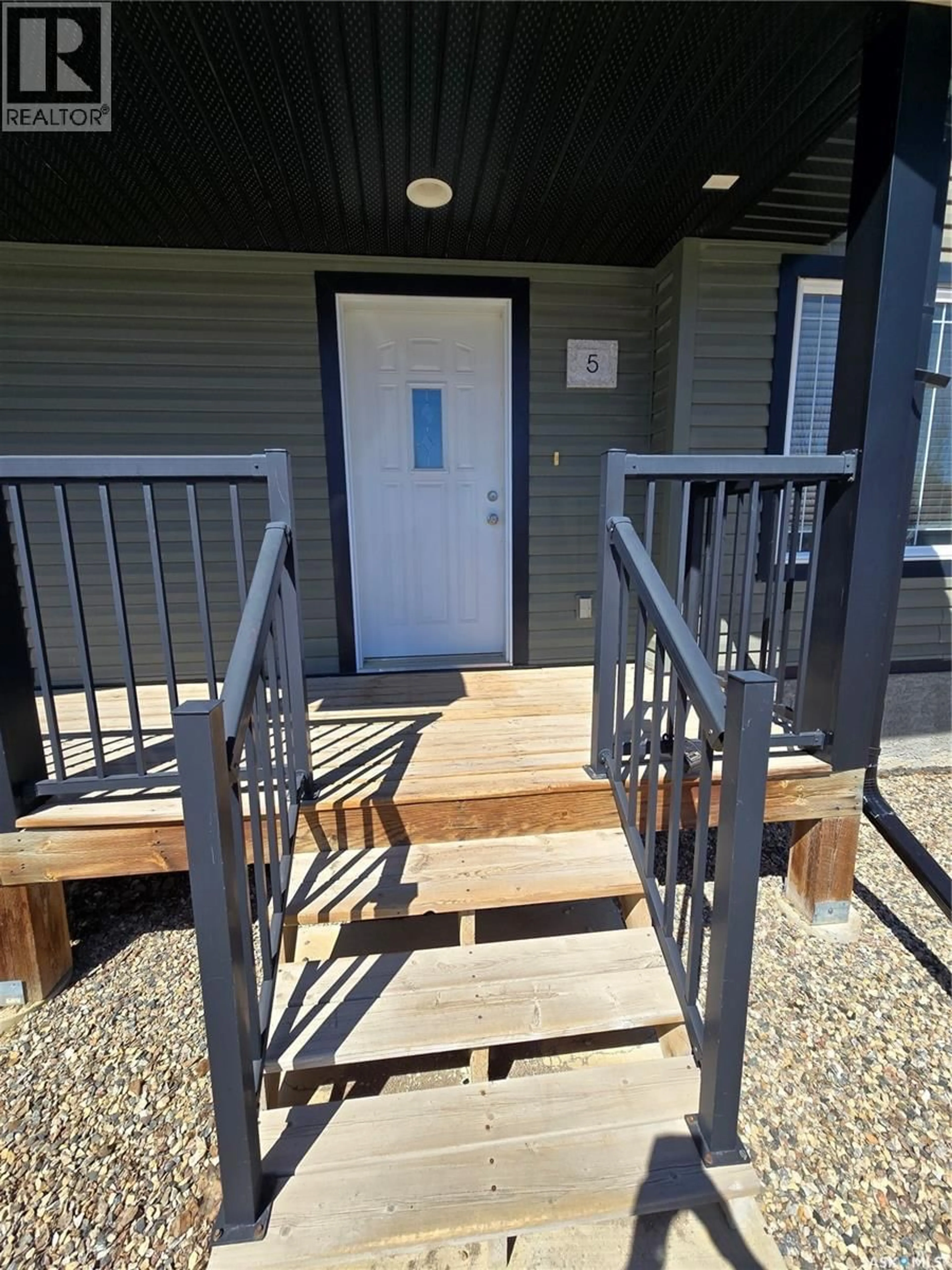 Indoor entryway for 815 - 5 5TH STREET, Weyburn Saskatchewan S4H2K9