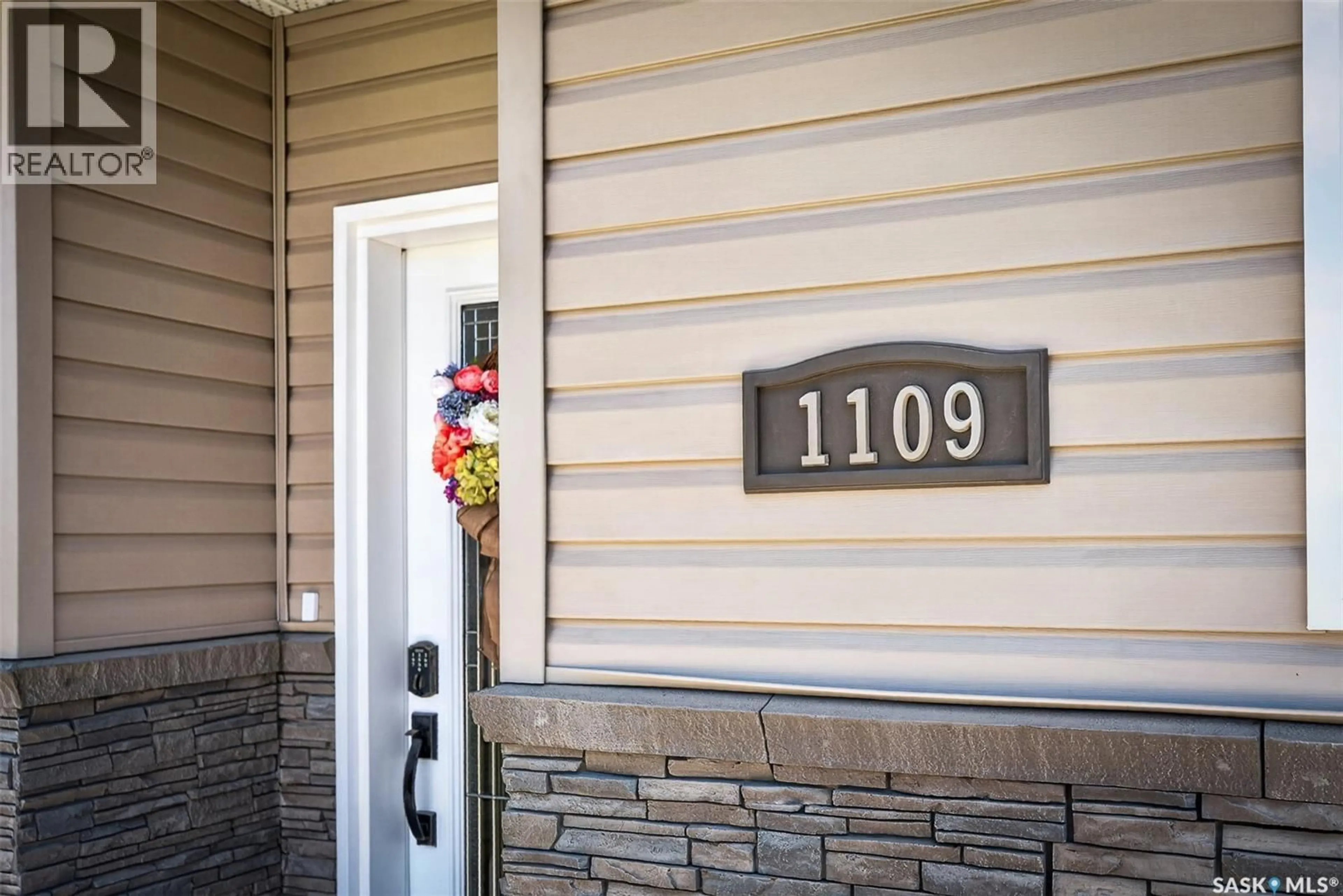 Indoor entryway for 1109 1ST AVENUE, Moose Jaw Saskatchewan S6H1A2