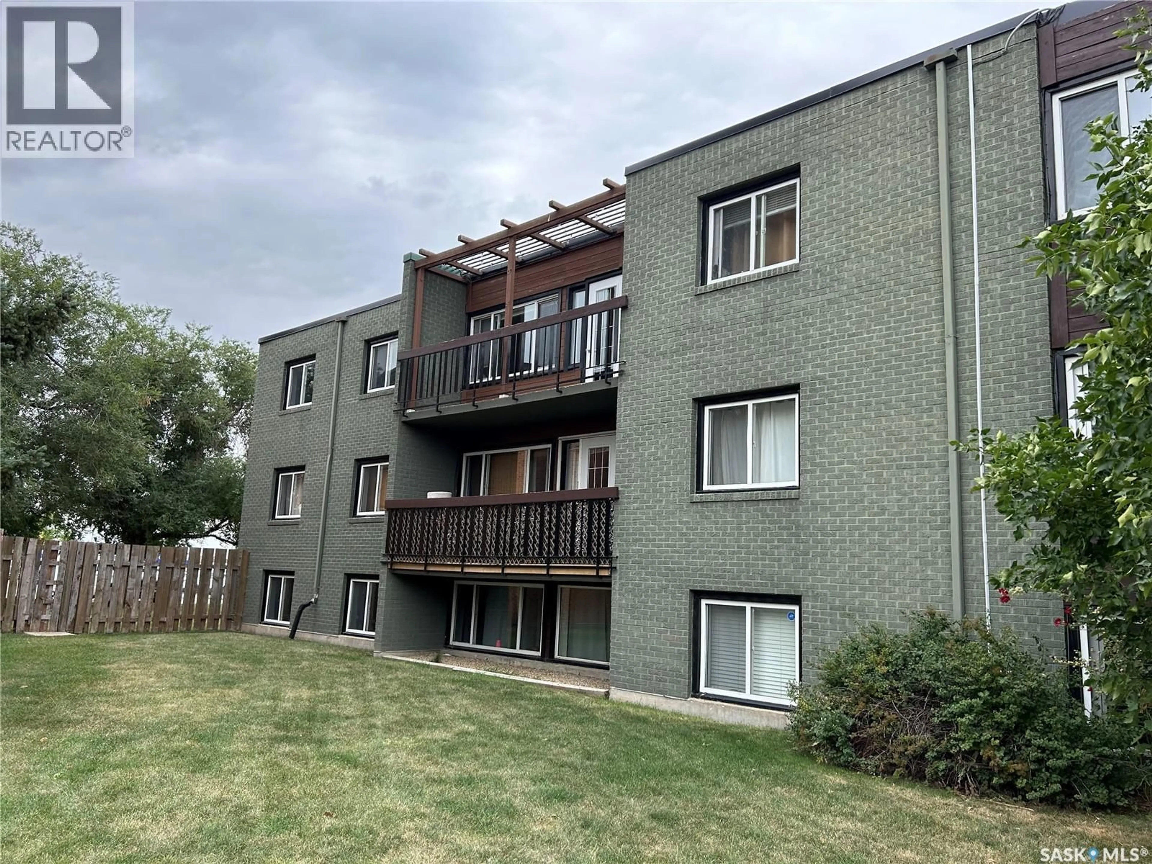 A pic from outside/outdoor area/front of a property/back of a property/a pic from drone, building for 17 208 LINDSAY PLACE, Saskatoon Saskatchewan S7H3E6