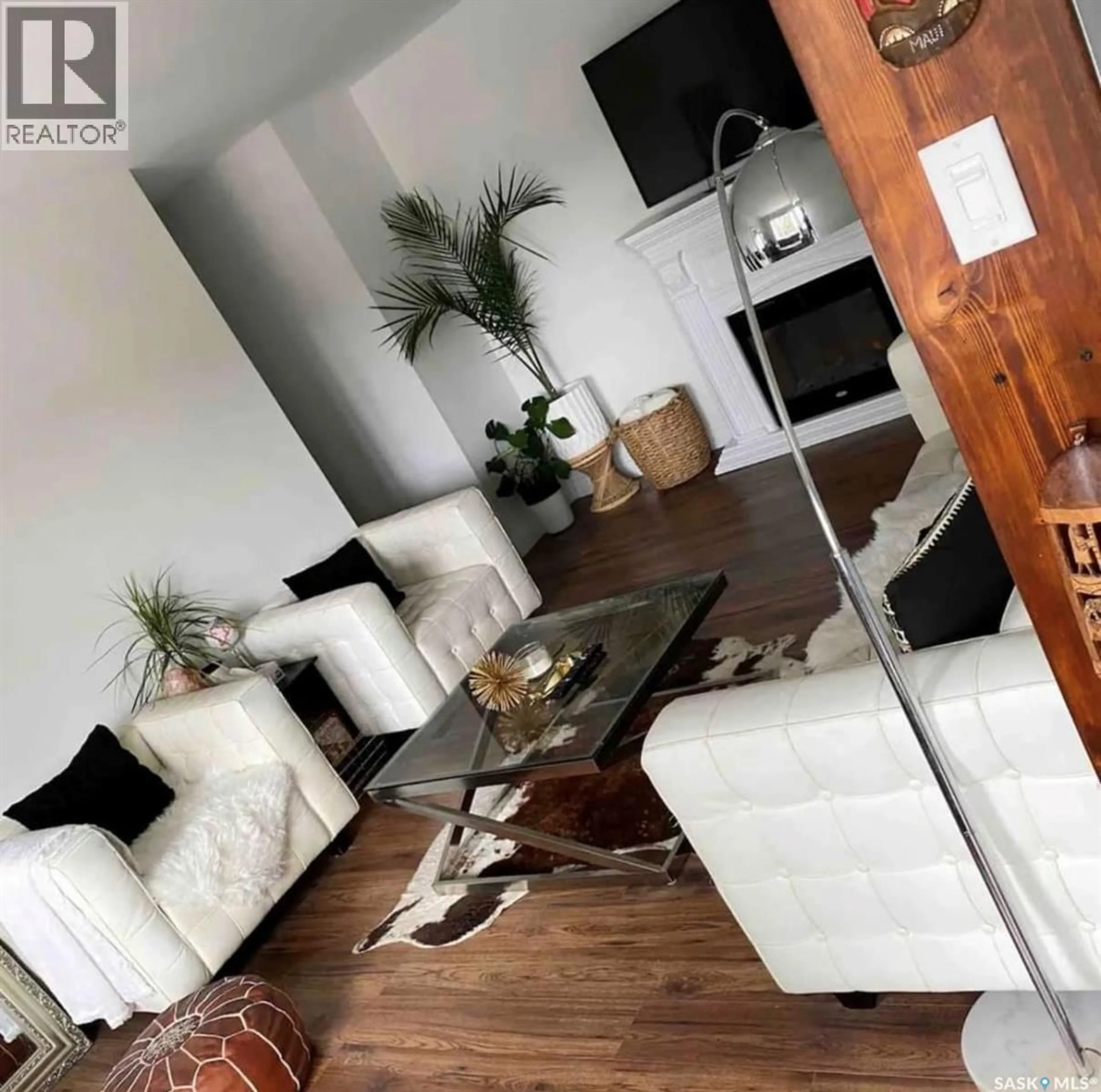 Living room with furniture, wood/laminate floor for 17 208 LINDSAY PLACE, Saskatoon Saskatchewan S7H3E6