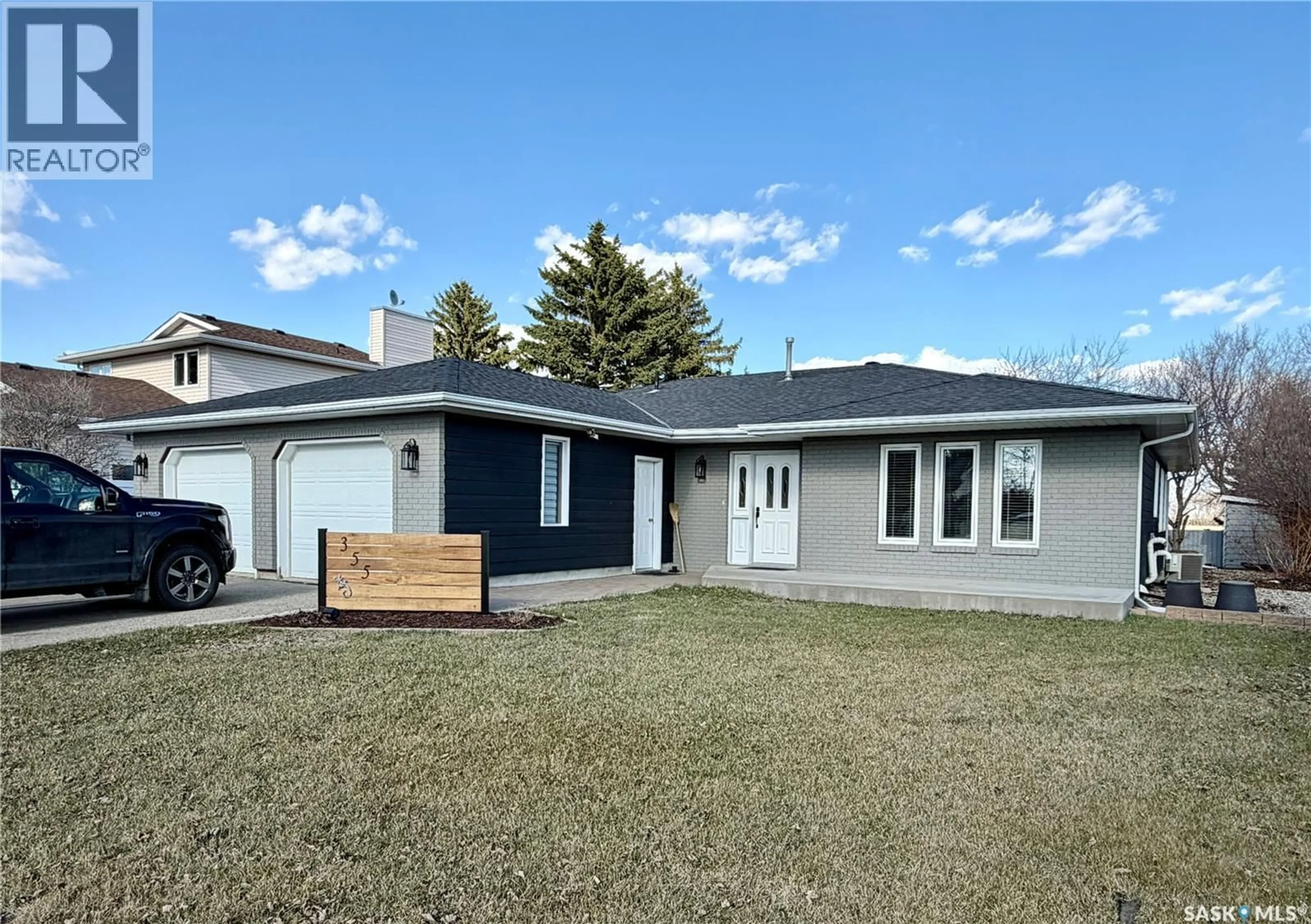 Home with vinyl exterior material, street for 355 RUSSELL STREET, Stoughton Saskatchewan S0G4T0