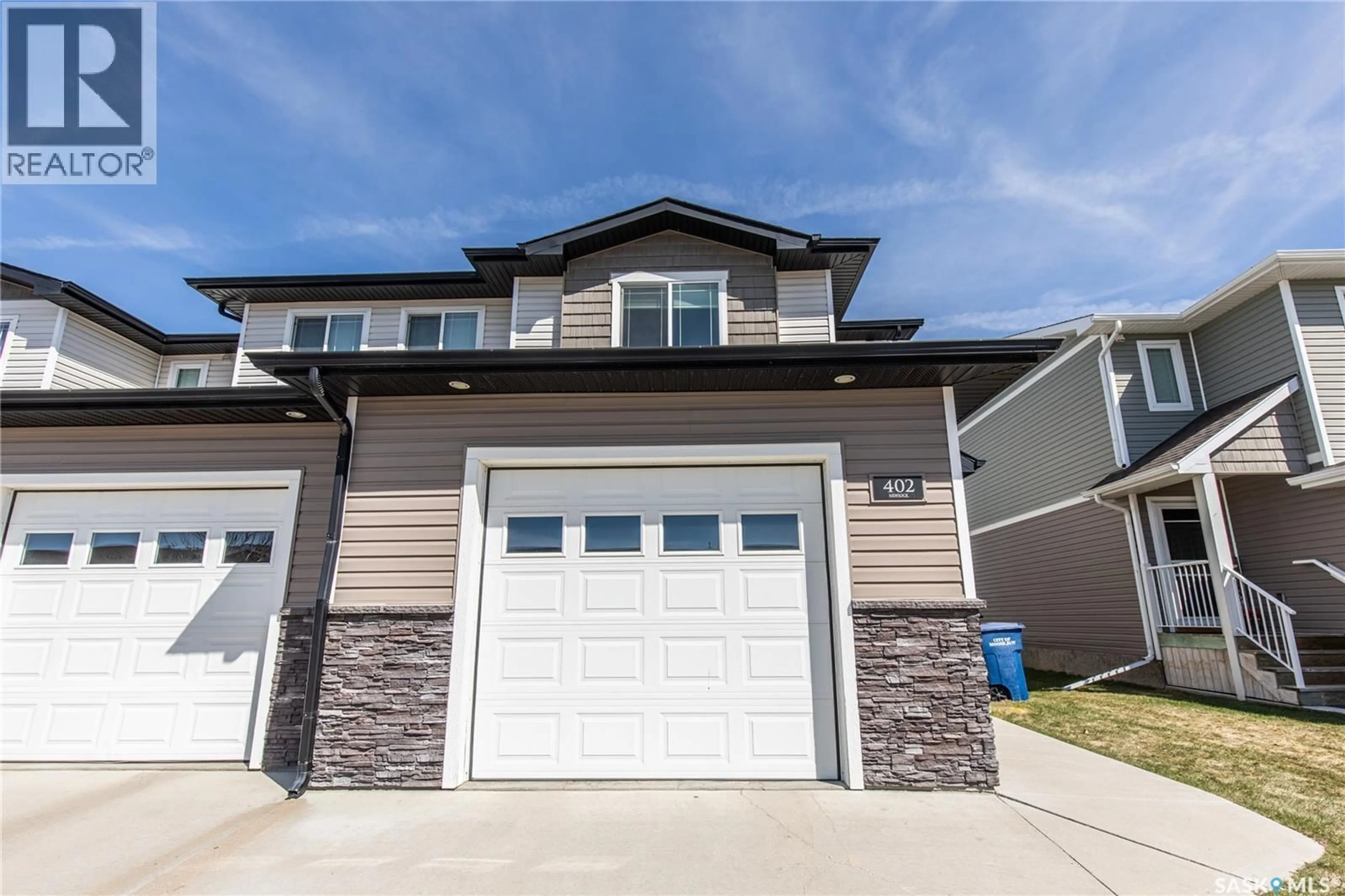 Home with vinyl exterior material, street for 402 - 940 BRADLEY STREET, Moose Jaw Saskatchewan S6H3M4