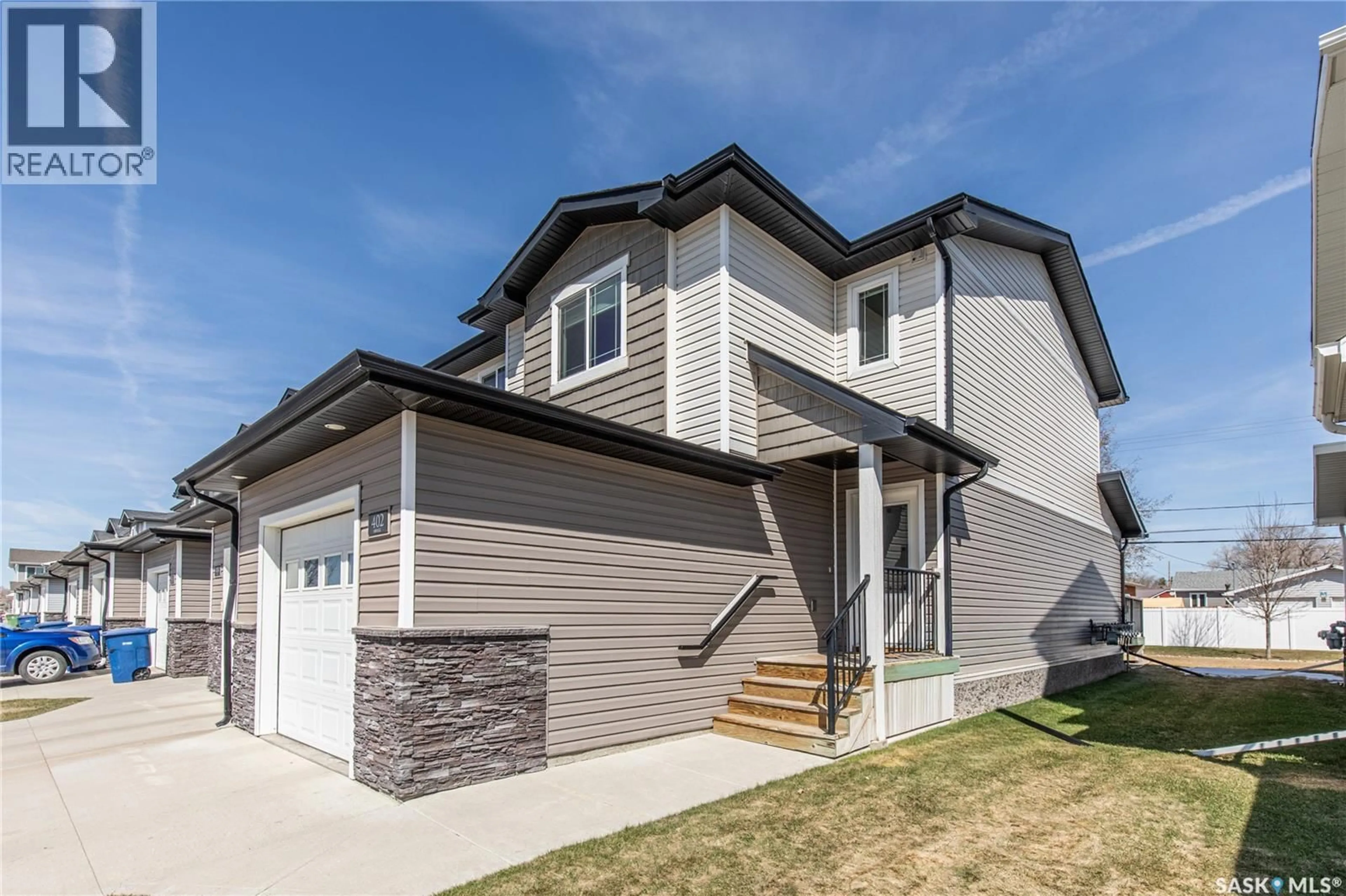 Home with vinyl exterior material, street for 402 - 940 BRADLEY STREET, Moose Jaw Saskatchewan S6H3M4