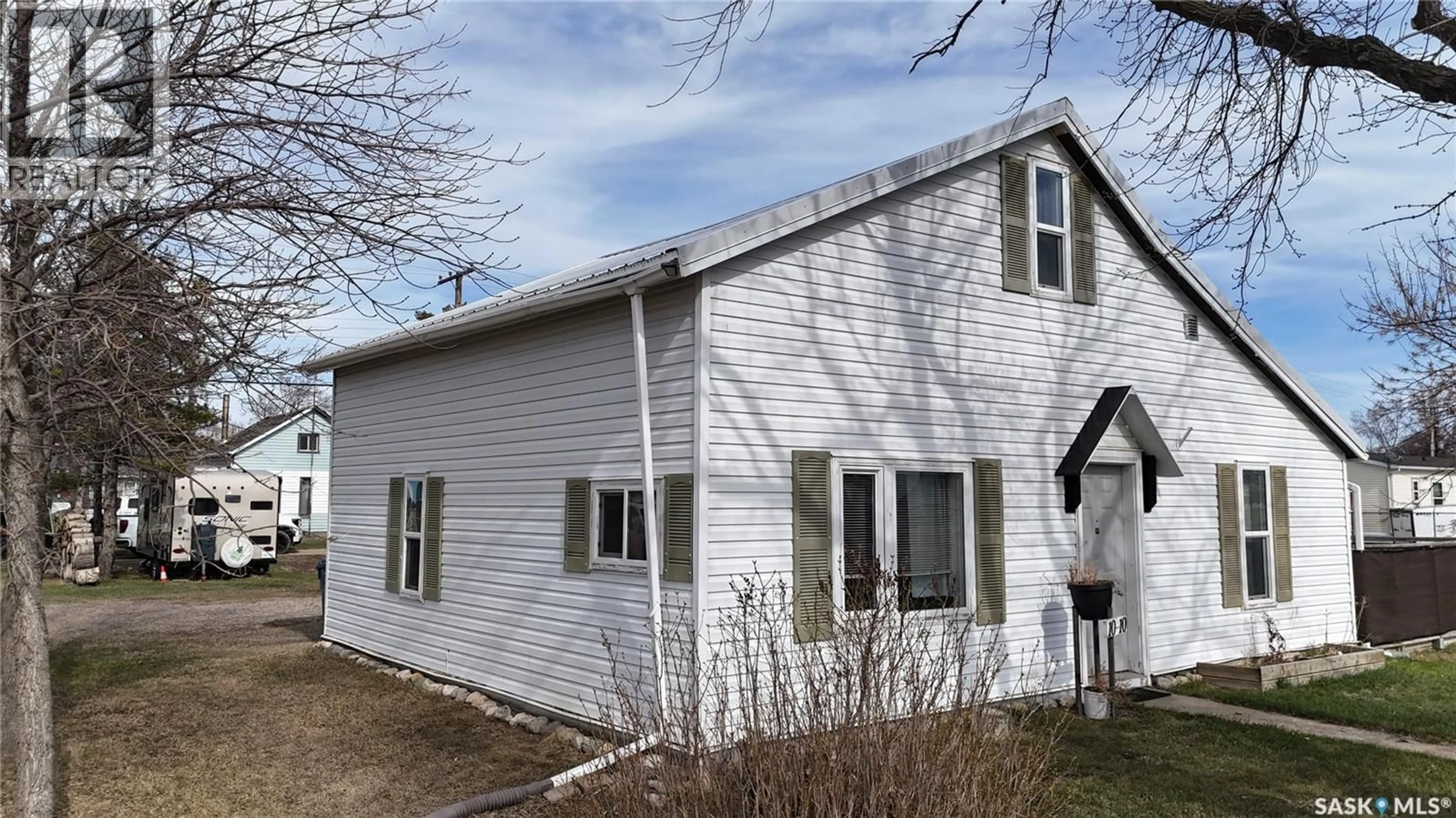 Home with vinyl exterior material, building for 1010 RAILWAY AVENUE, Elbow Saskatchewan S0H1J0