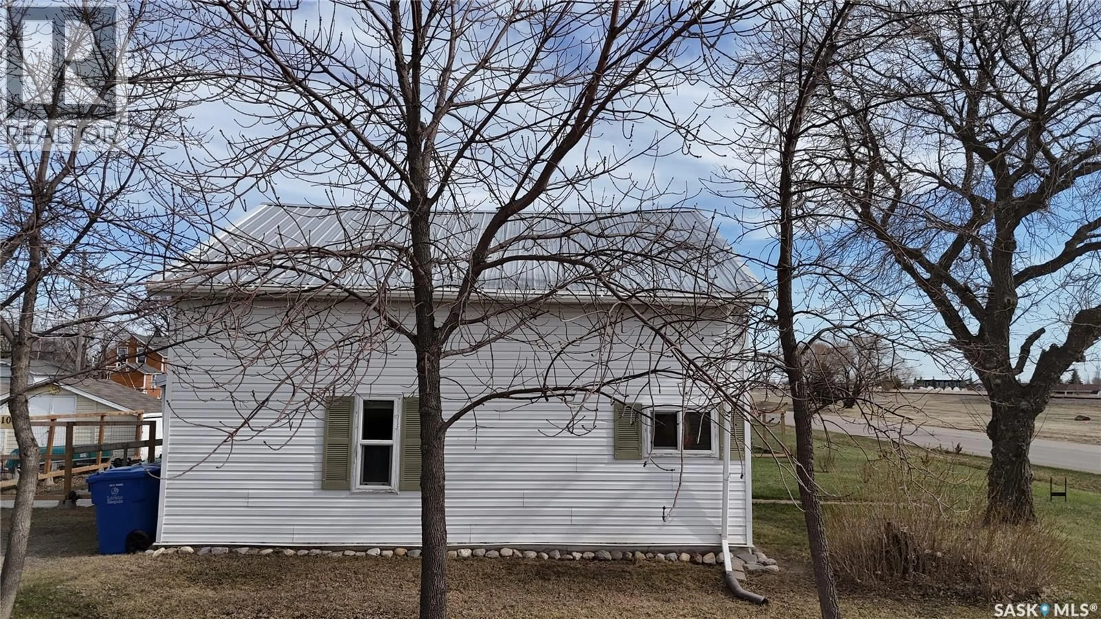 A pic from outside/outdoor area/front of a property/back of a property/a pic from drone, building for 1010 RAILWAY AVENUE, Elbow Saskatchewan S0H1J0