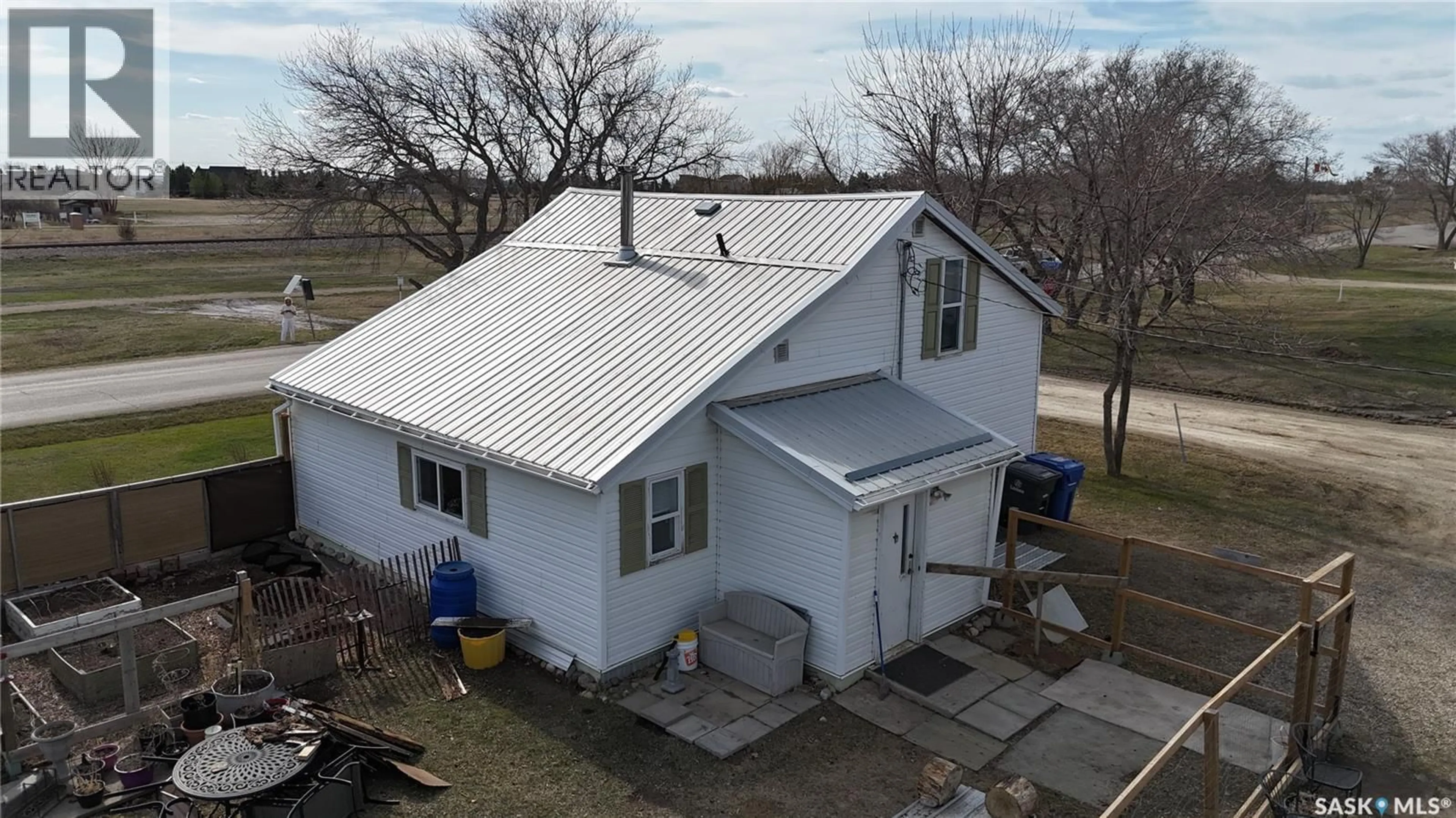A pic from outside/outdoor area/front of a property/back of a property/a pic from drone, building for 1010 RAILWAY AVENUE, Elbow Saskatchewan S0H1J0