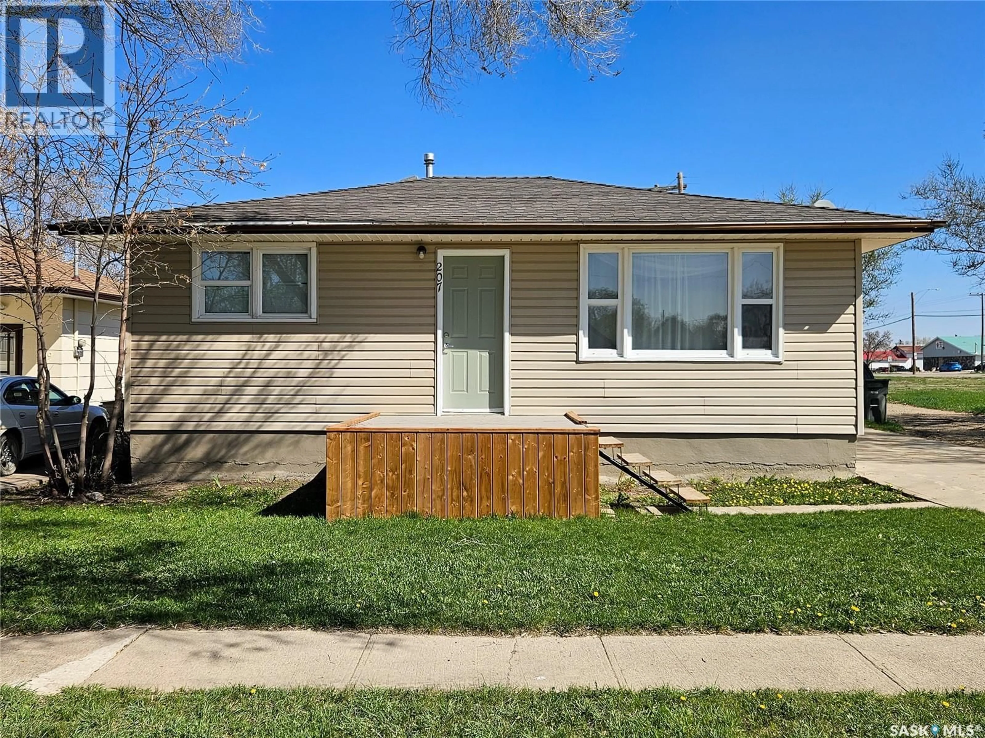 Home with vinyl exterior material, street for 207 7TH AVENUE, Rosetown Saskatchewan S0L2V0
