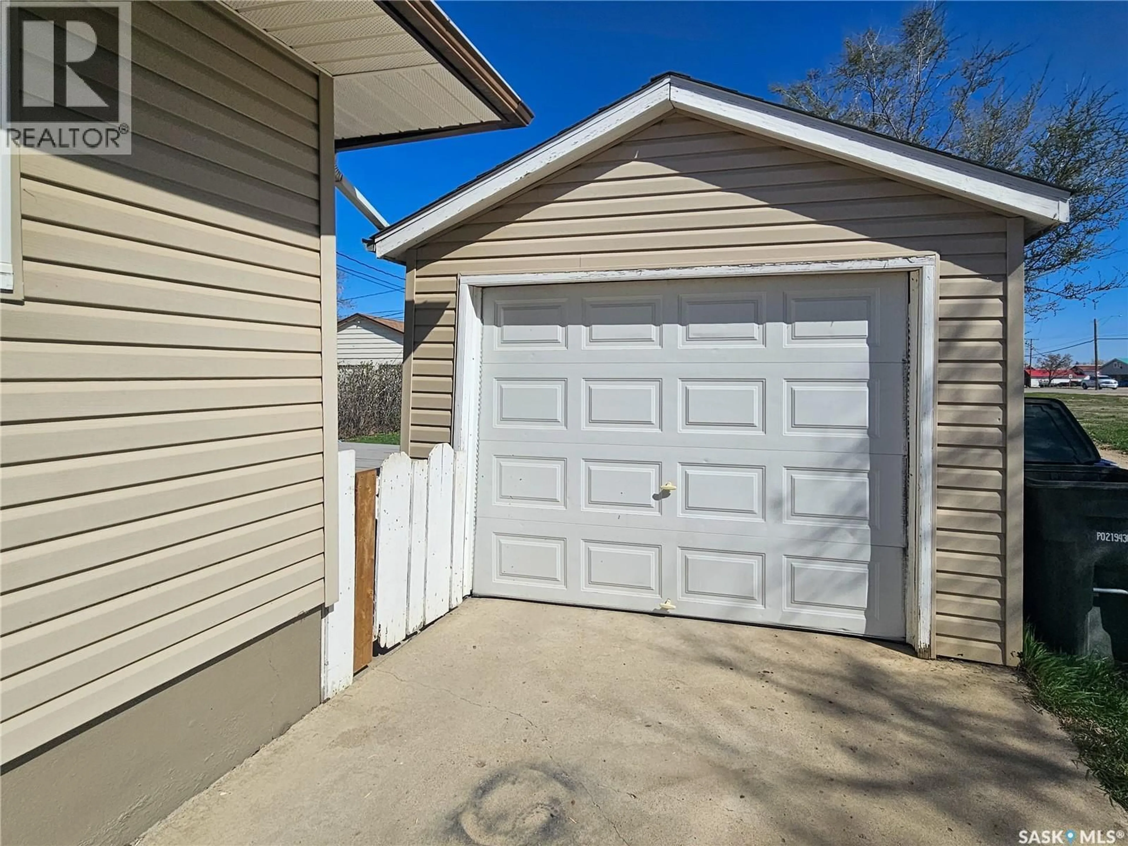 Indoor garage for 207 7TH AVENUE, Rosetown Saskatchewan S0L2V0