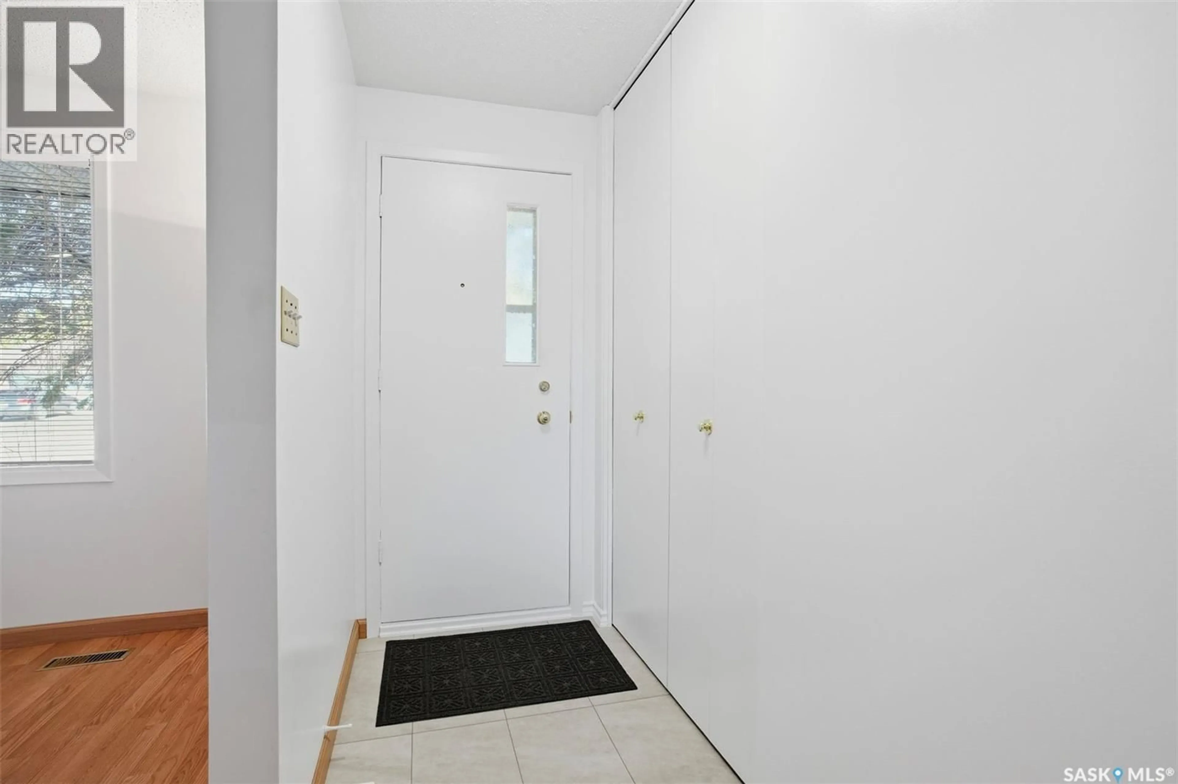 Indoor foyer for 218 ANDERSON CRESCENT, Saskatoon Saskatchewan S7H4C2