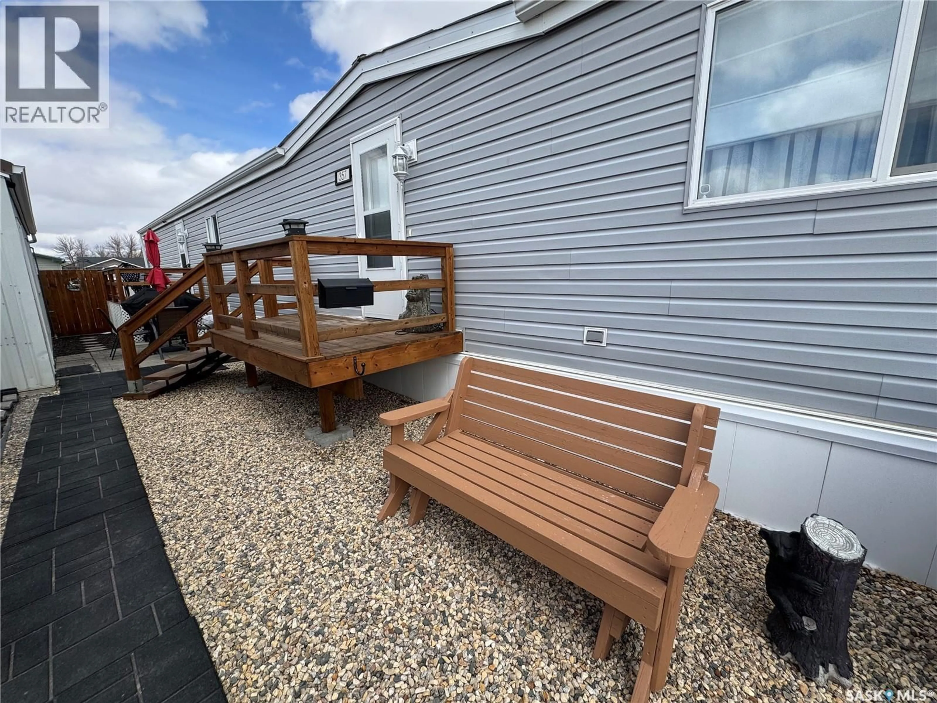 Patio, unknown for 357 10TH AVENUE, Weyburn Saskatchewan S4H3L8