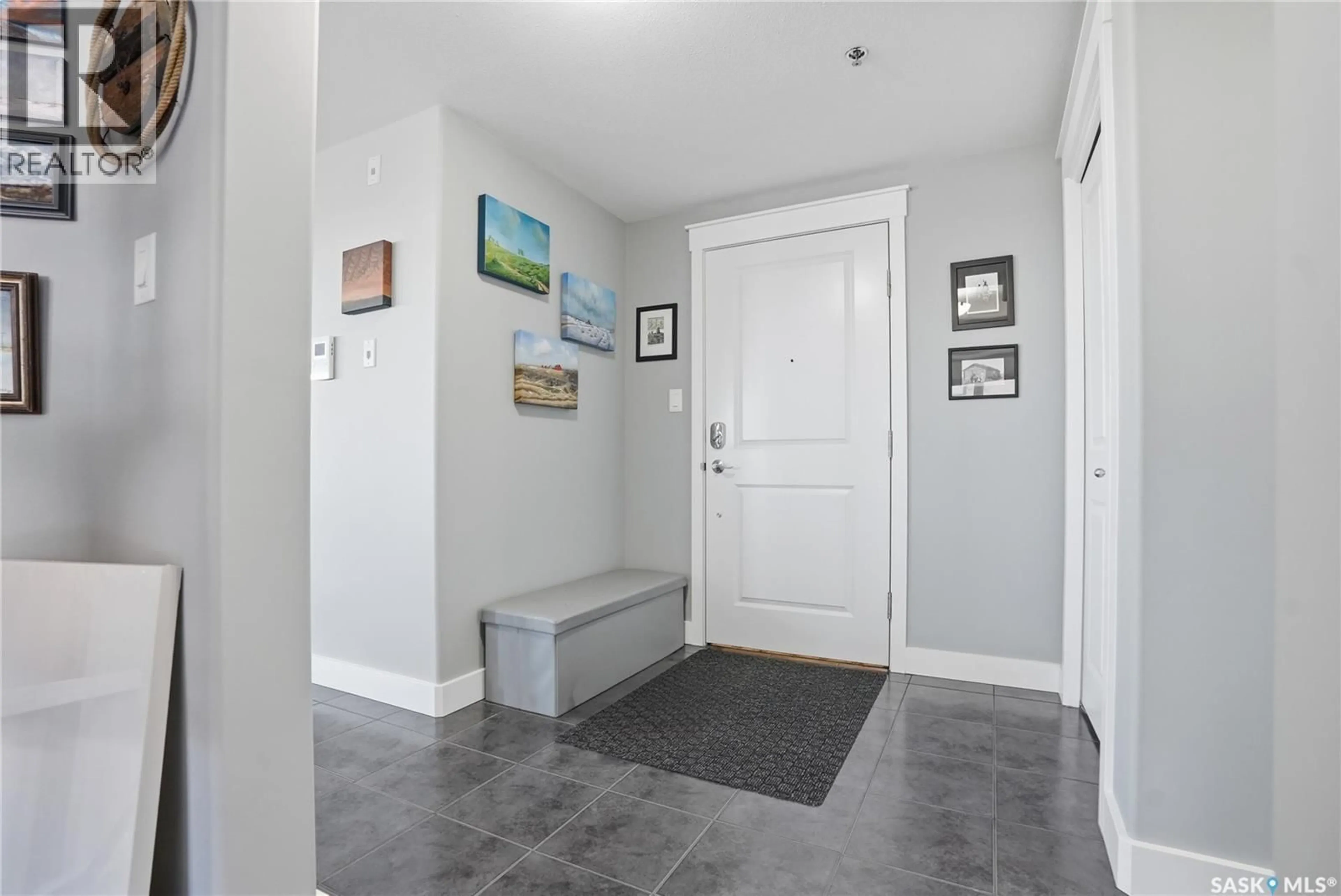 Indoor entryway for 436 623 SASKATCHEWAN CRESCENT, Saskatoon Saskatchewan S7M0A5