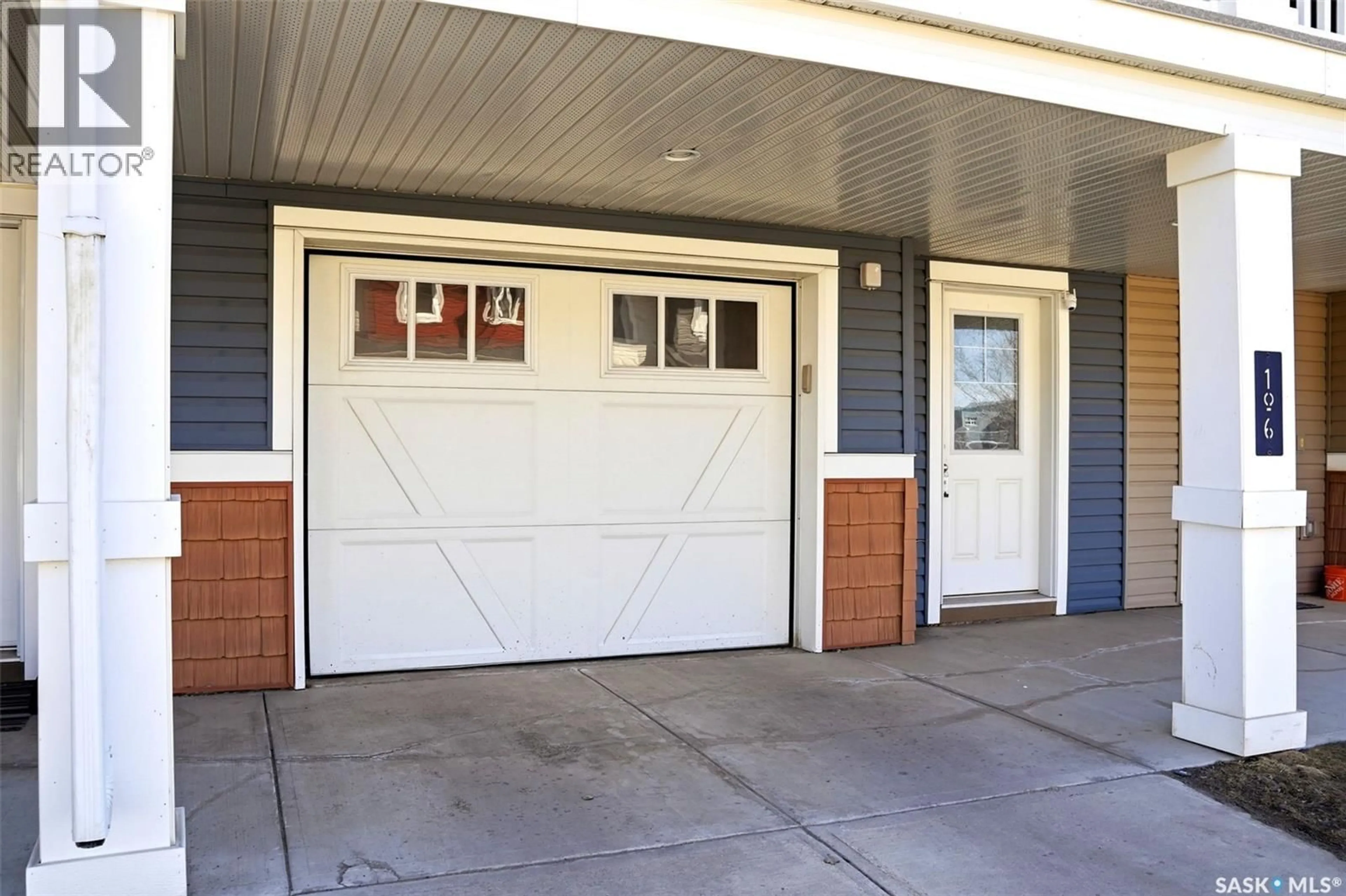 Indoor garage for 106 5298 AERODROME ROAD, Regina Saskatchewan S4W0H7