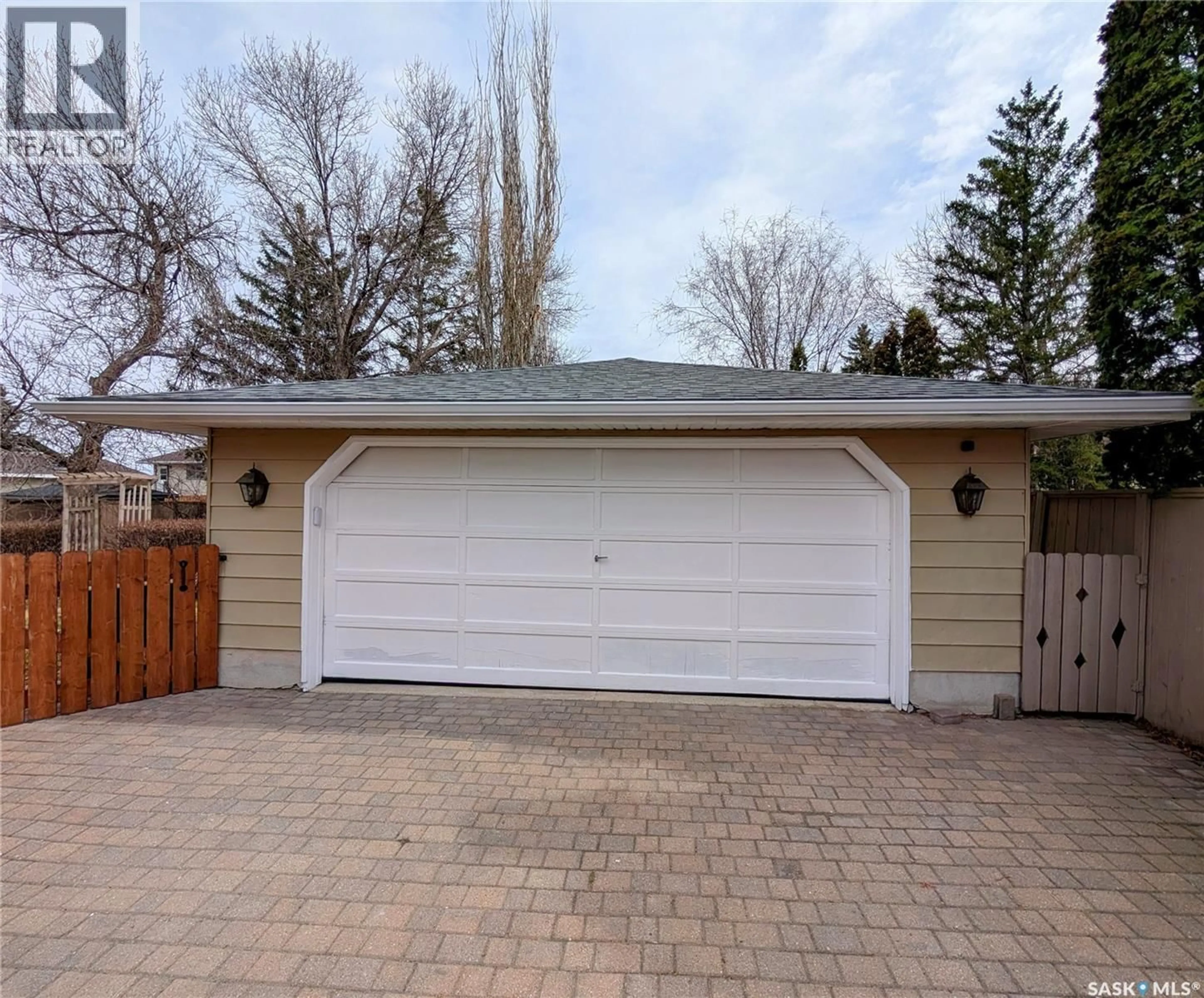 Indoor garage for 24 DRYBURGH CRESCENT, Regina Saskatchewan S4R6R5