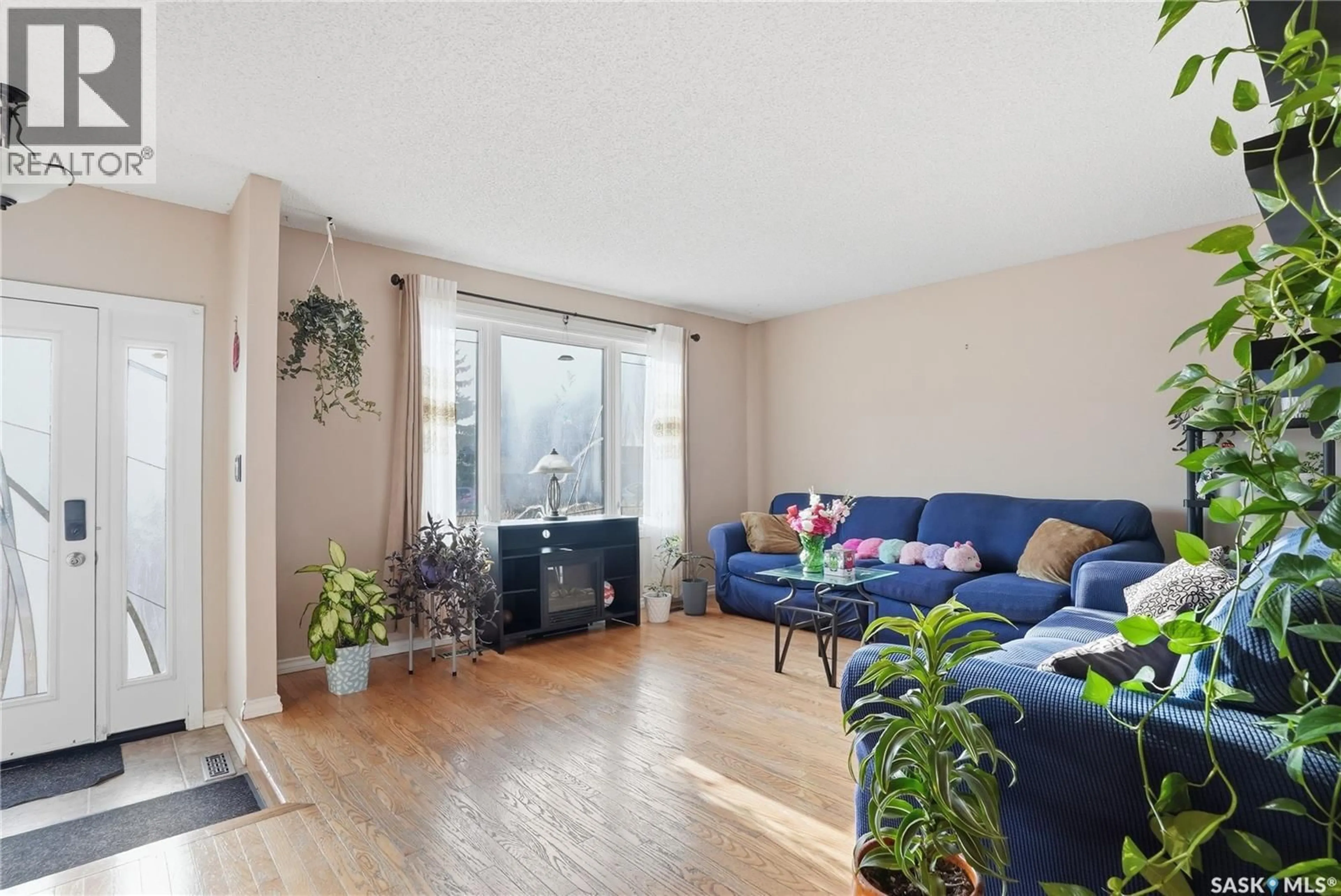 Living room with furniture, unknown for 454 KONIHOWSKI ROAD, Saskatoon Saskatchewan S7S1A4